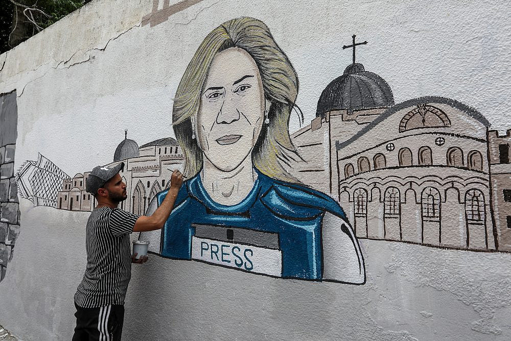A Palestinian man draws a mural of Al-Jazeera correspondent Shireen Abu Akleh, who was killed during an Israeli military raid on Jenin Refugee Camp, Khan Yunis, southern Gaza Strip, May 14, 2022. (Abed Rahim Khatib/Flash90)