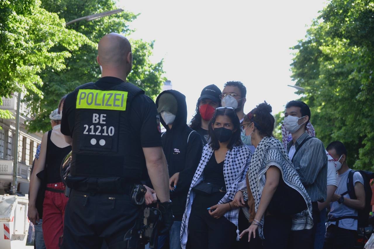 A Berlin police officer approaches Palestinian protester during a Nakba Day flash mob, after banning all commemorations of the day in the city, May 15, 2022. (@thequestionislysh)