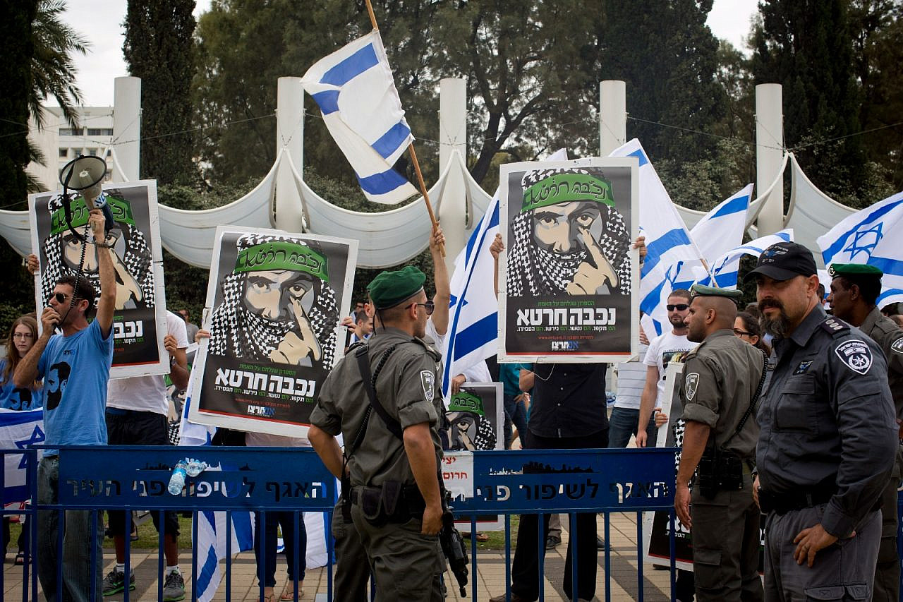 Activists from the far-right Im Tirtzu movement hold a demonstration next to the Nakba Day commemoration event held by Palestinian students at Tel Aviv University's Entin Square, May 15, 2022. (Oren Ziv/Activestills)