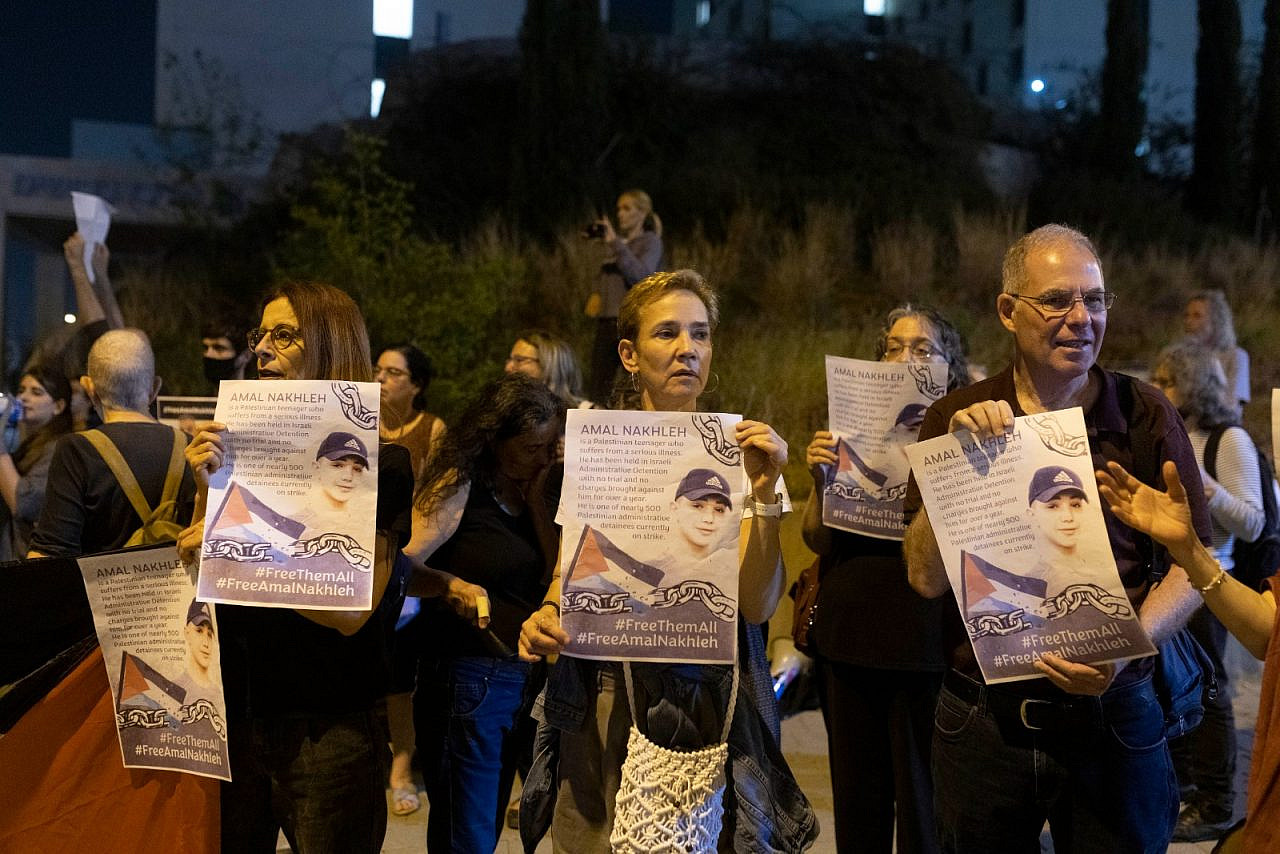 Left-wing Israeli activists protest in front of the Shin Bet's headquarters, calling for an end to administrative detention and the release of Amal Nakhleh, Tel Aviv, April 17, 2022. (Oren Ziv/Activestills)