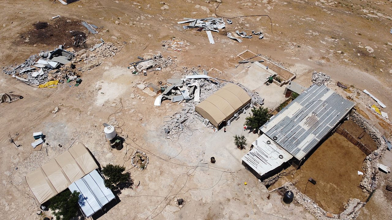 Mass demolition in Khirbet al-Fakhit in Masafer Yatta, May 18, 2022. The compound, belonging to the Abu Sabhah extended family, was demolished by Israeli forces on May 11, 2022. (Keren Manor/Activestills)
