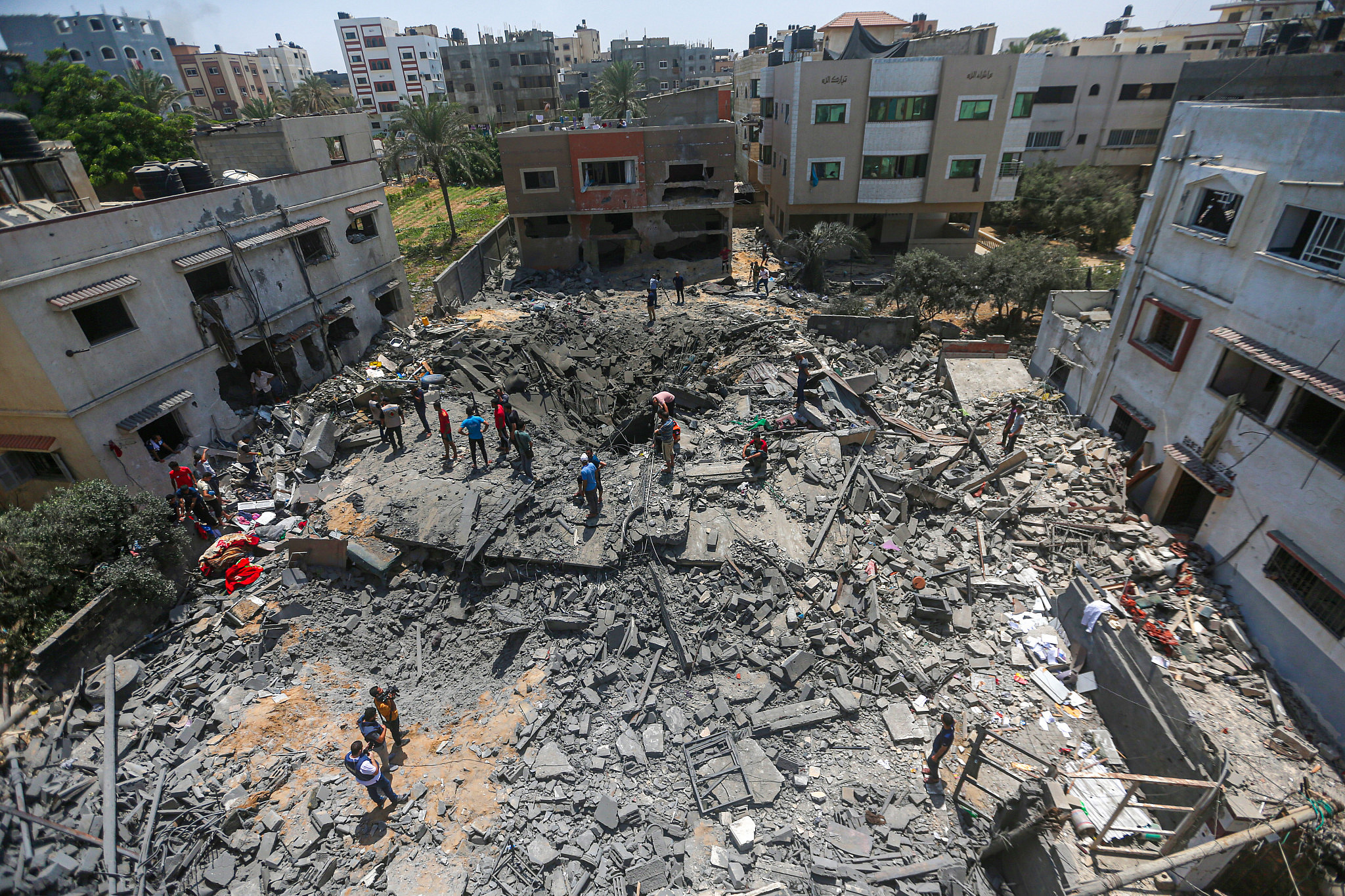 Palestinians inspect the damage following an Israeli air strike in the Sheikh Acleyn neighborhood in Gaza City, August 6, 2022. (Mohammed Zaanoun/Activestills)