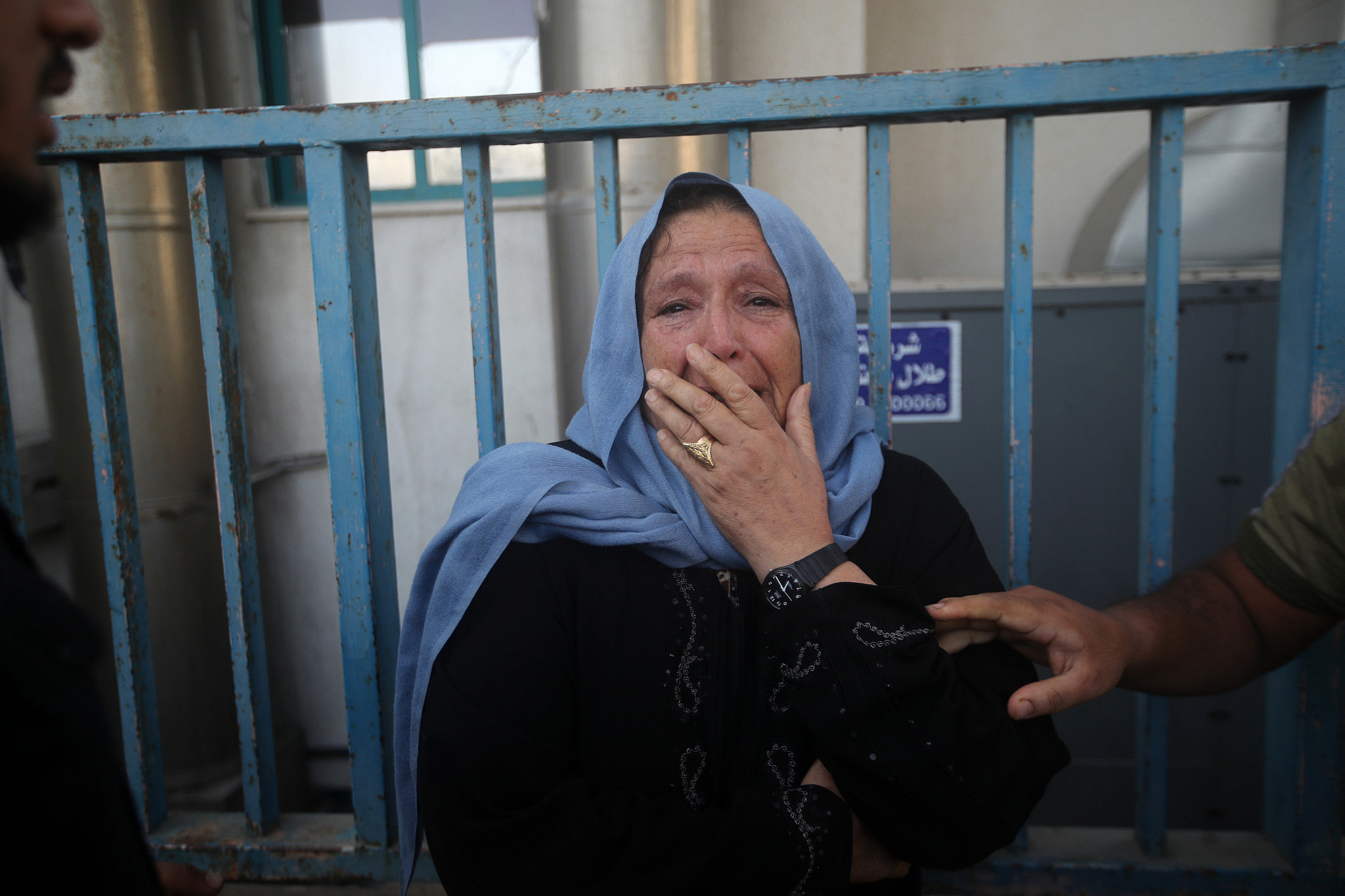 A Palestinian woman mourns outside a morgue following an Israeli air strike in Gaza, August 5, 2022. (Mohammed Zaanoun/Activestills)