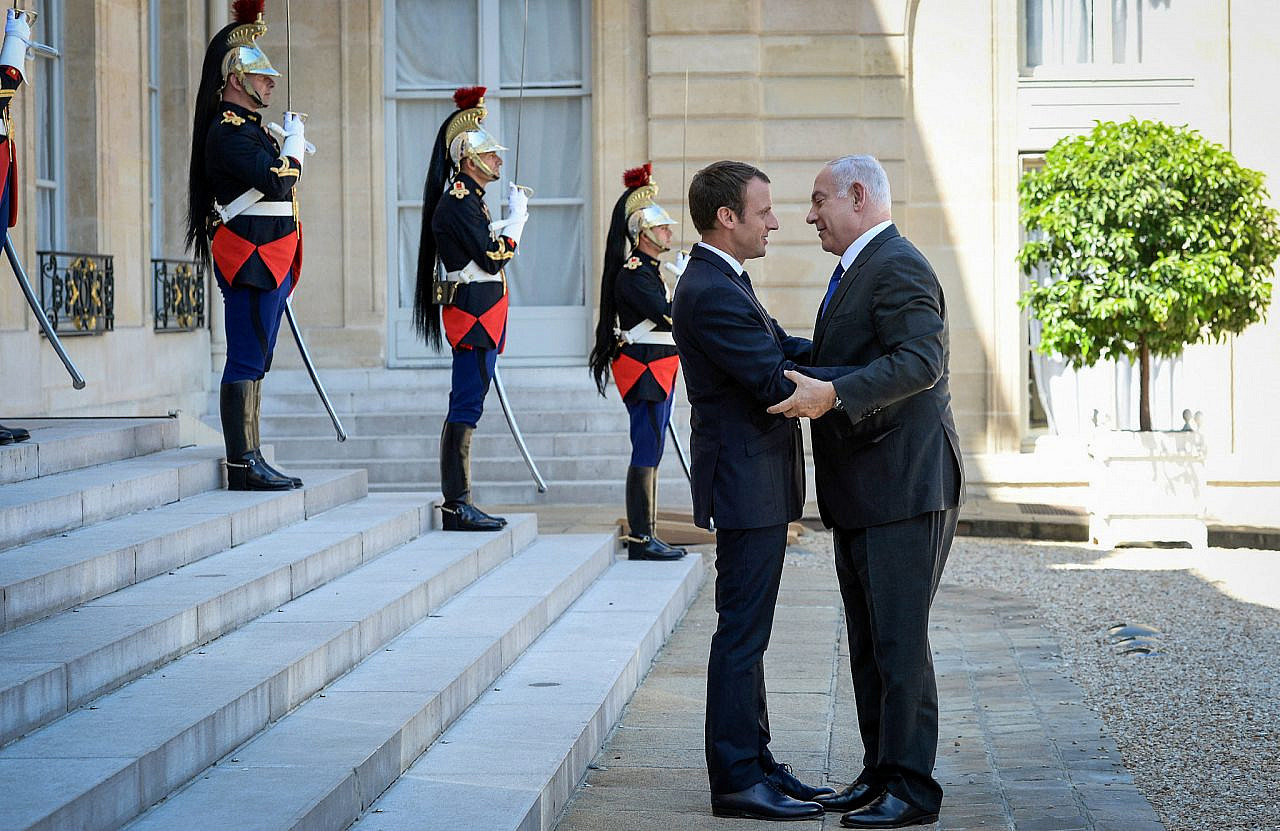 Former Israeli Prime Minister Benjamin Netanyahu meets with French President Emmanuel Macron at the Elysée Palace, Paris, France, July 16, 2017. (Haim Zach / GPO)