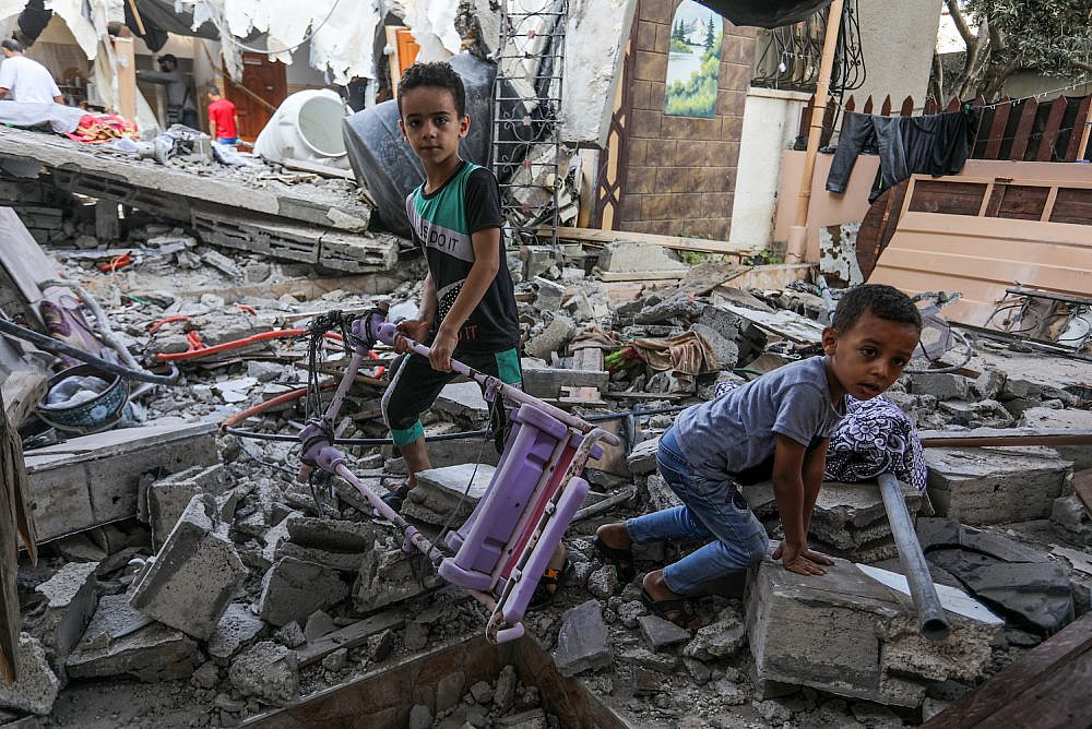 Palestinian children inspect the damaged to a house following Israel's assault on Gaza, Rafah, Gaza Strip, August 8, 2022. (Abed Rahim Khatib /Flash90)