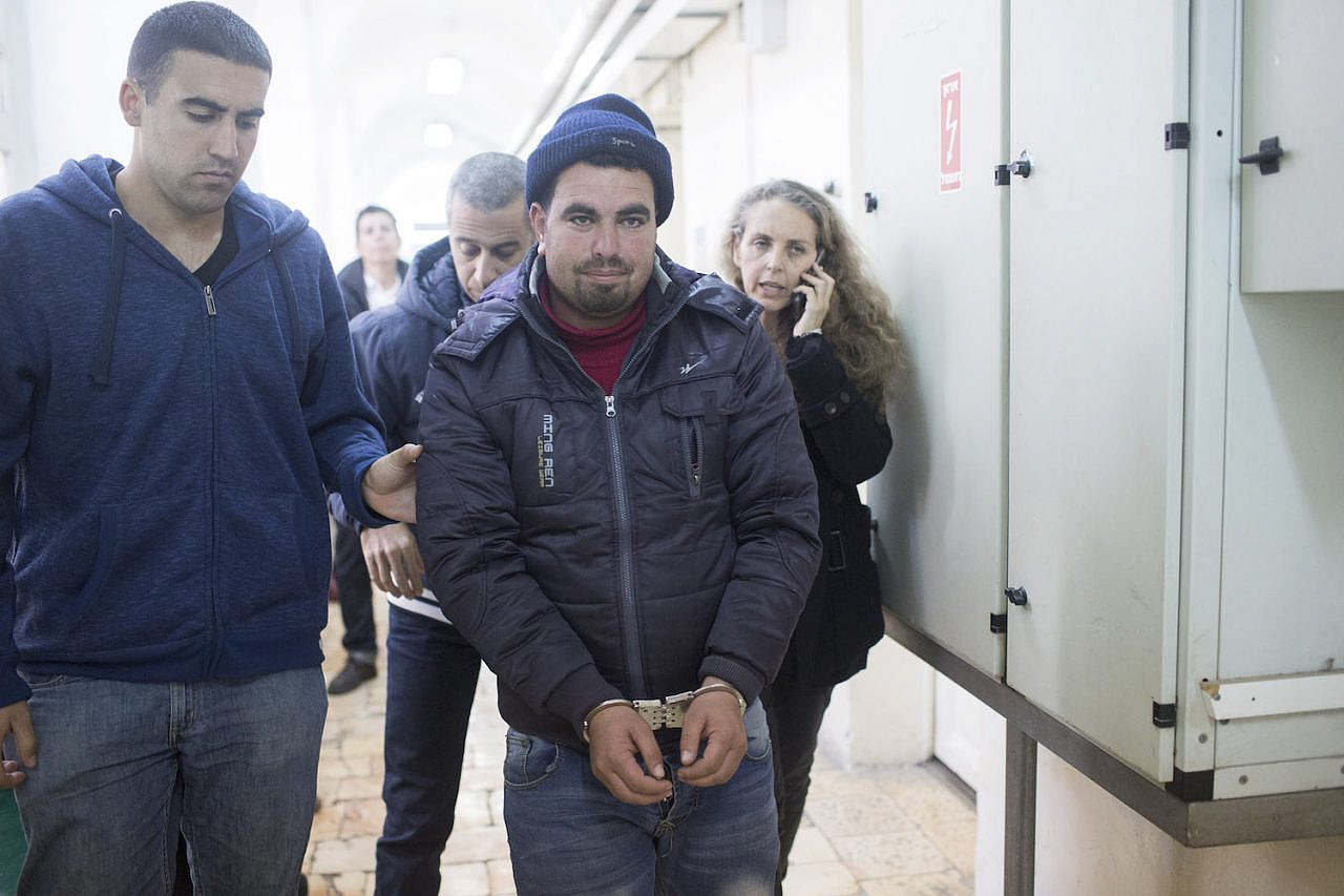 Palestinian activist Nasser Nawaja taken by policemen to his hearing in the Jerusalem's Magistrate's Court, January 20, 2016. (Oren Ziv)