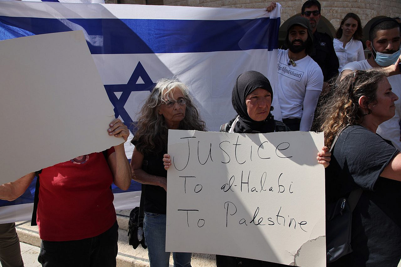 A protest outside the Be'er Sheva District Court in support of Mohammed Halabi is met with a counter-protest in favor of him being charged, June 15, 2022. (Oren Ziv)