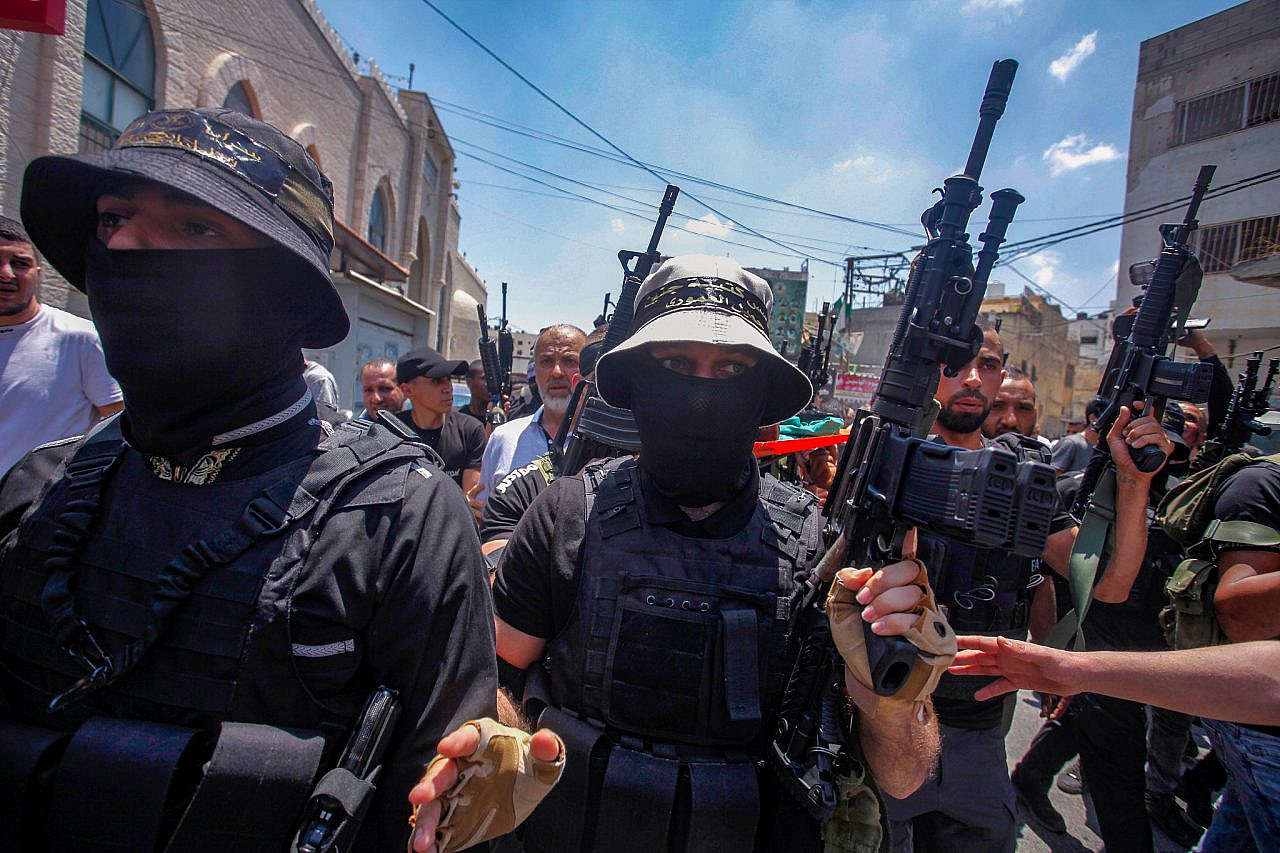 Palestinian gunmen and mourners take part in the funeral of Mohammed Marei, 25, who was killed during an Israeli army raid on Jenin refugee camp in the West Bank, June 29, 2022. (Nasser Ishtayeh/Flash90)