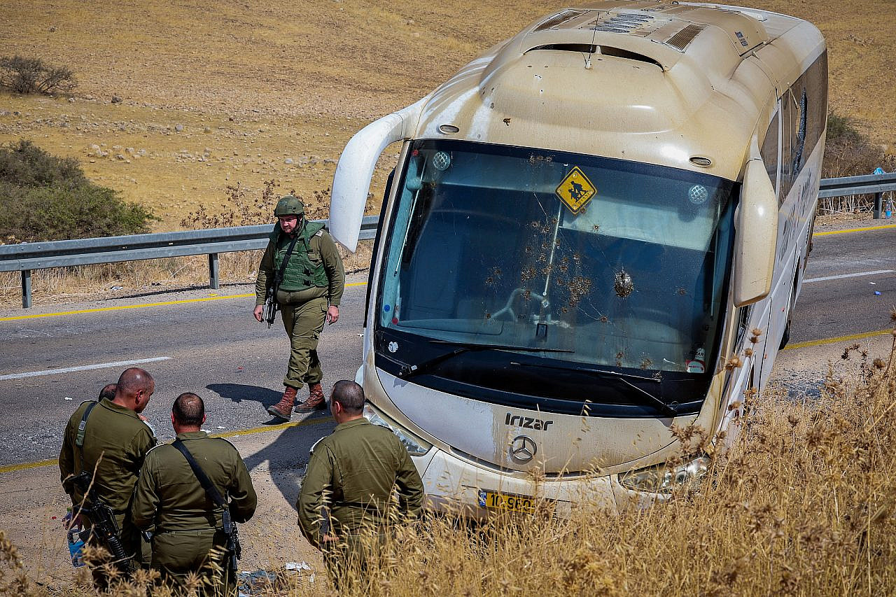 Israeli security forces at the scene of a shooting attack on a bus on Road 90 in the Jordan Valley, occupied West Bank, September 4, 2022. (Flash90)