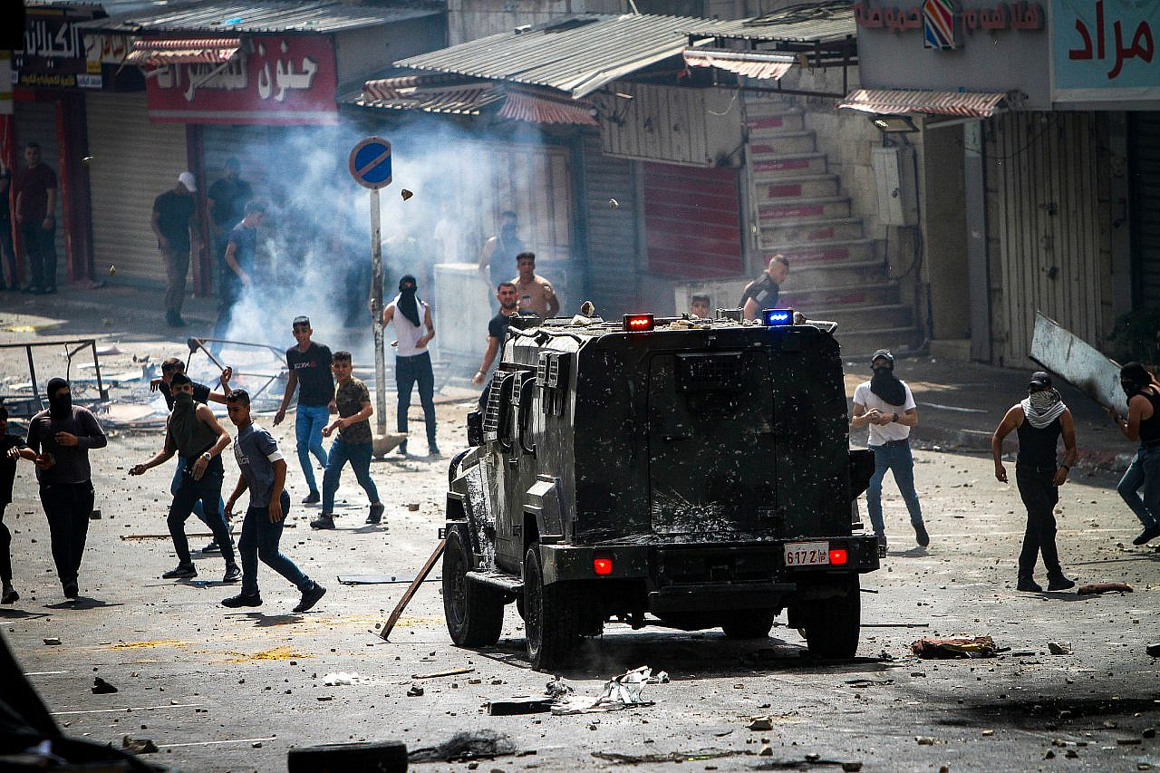 Palestinians clash with PA security forces in Nablus, in the West Bank on September 20, 2022, following the arrest of Hamas members by Palestinian security forces. (Nasser Ishtayeh/Flash90)