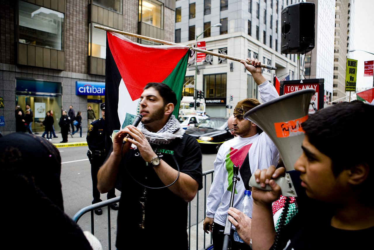 UC Berkeley activists protest in front of the Israeli Consulate in San Francisco, California, denouncing the Gaza siege, and calling for cutting the US funding to Israel, March 7, 2008. (Hossam el-Hamalawy/CC BY 2.0)