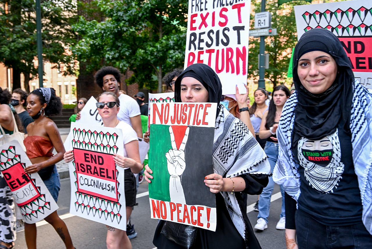 Activists from Students for Justice in Palestine Philly march from Philadelphia City Hall to the Art Museum, Pennsylvania, United States, July 19, 2021 (Joe Piette/CC BY-NC-SA 2.0)