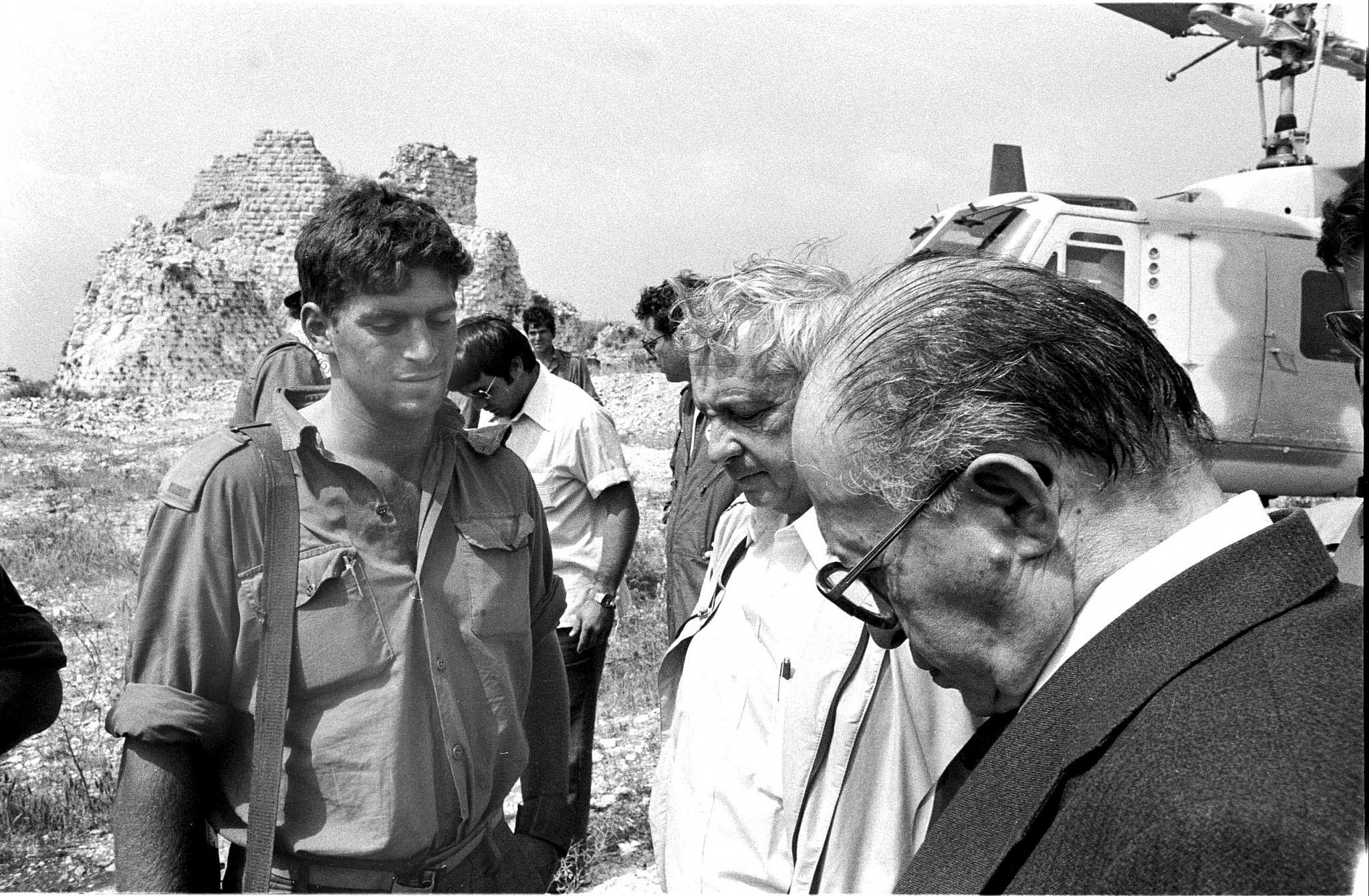 IDF Officer Tamir Messer conversing with Israeli Prime Minister Menachem Begin and Defense Minister Ariel Sharon about the battle at Beaufort, Lebanon, June 7, 1982. (Ya'acov Sa'ar/GPO)