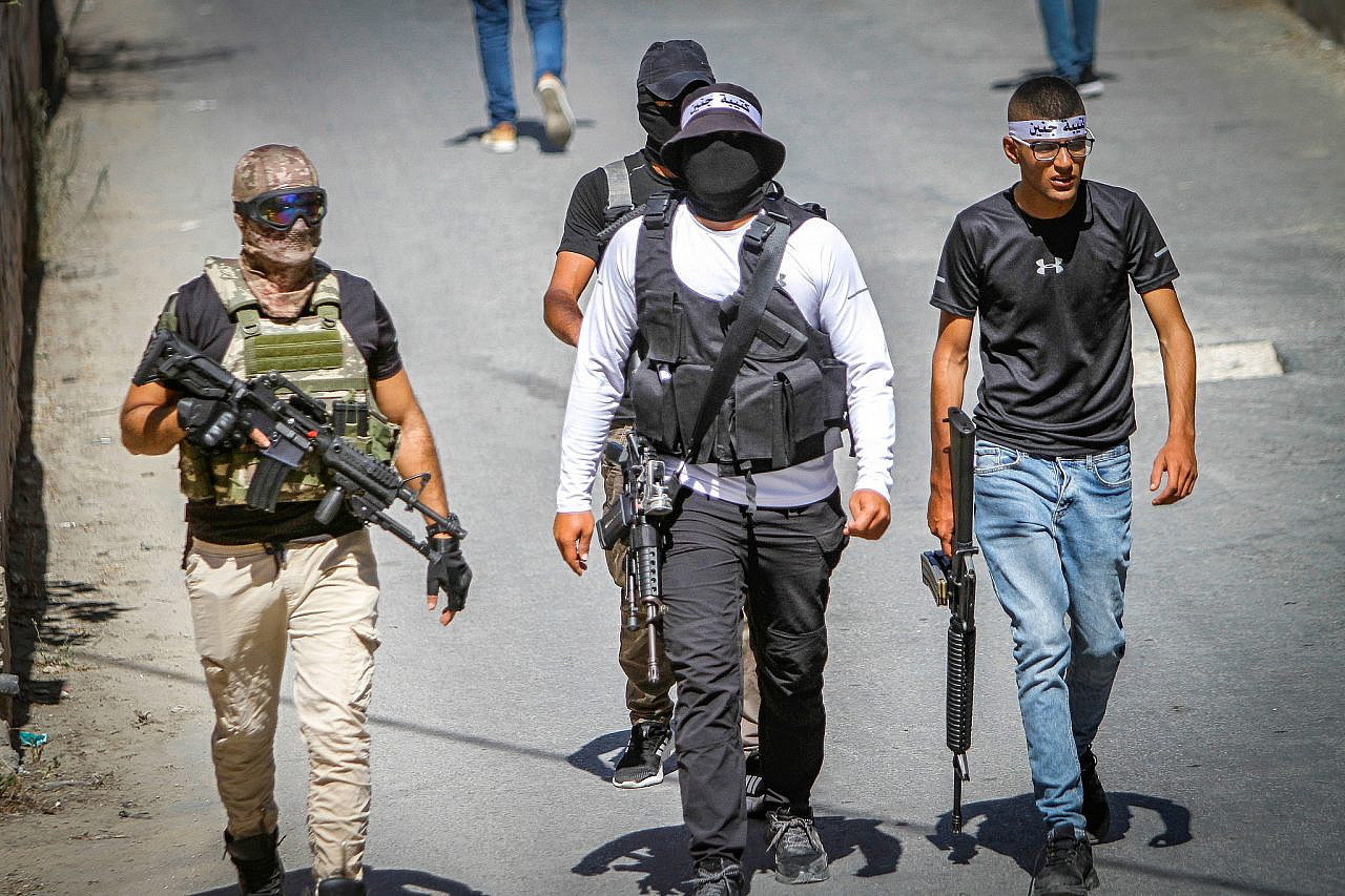 Palestinians from the unified Jenin Brigade confront Israeli security forces following an incursion into Jenin, occupied West Bank, September 28, 2022. (Nasser Ishtayeh/Flash90)