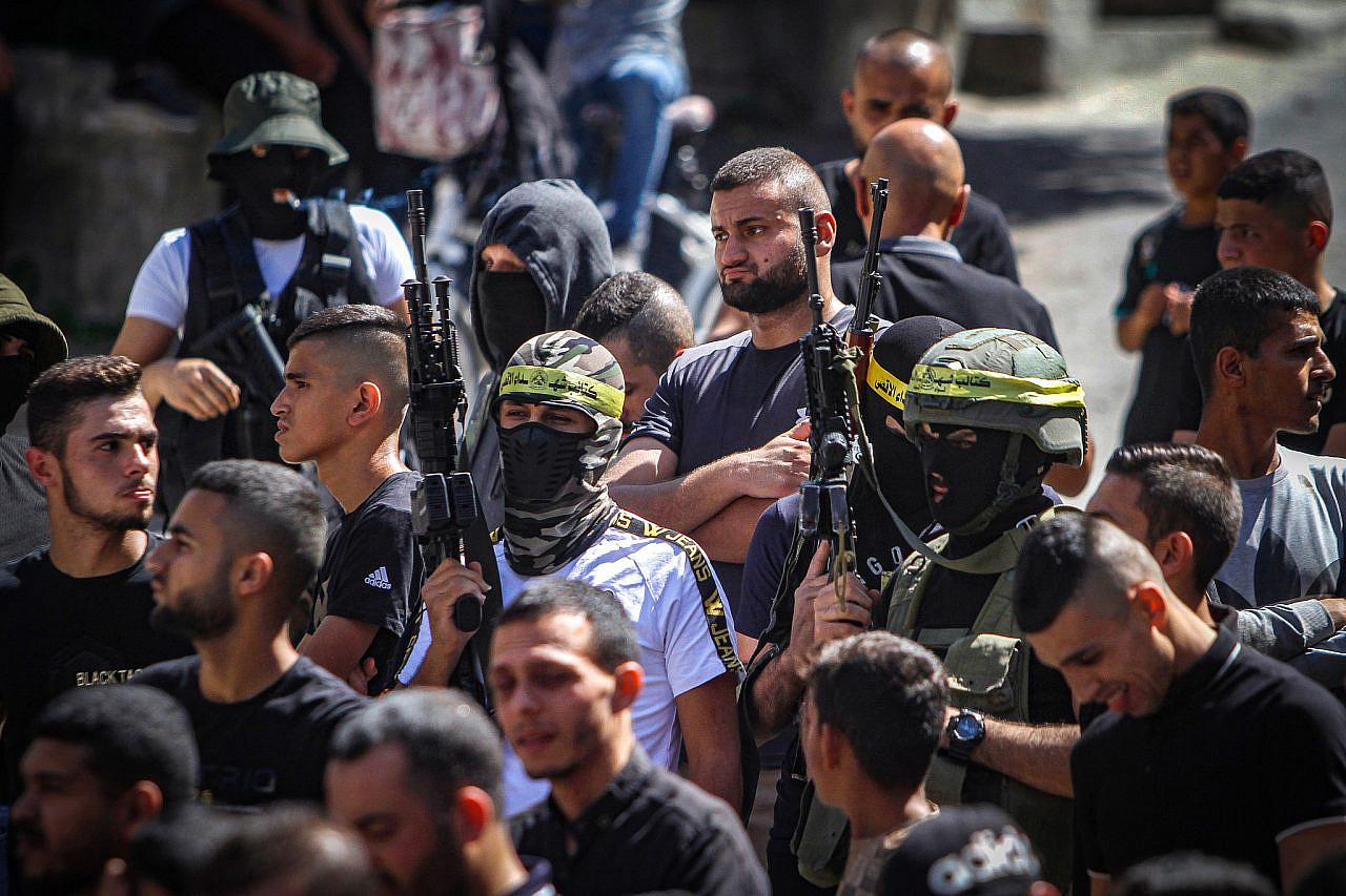Armed Palestinians confront Israeli security forces during an incursion into Jenin, occupied West Bank, September 28, 2022. (Nasser Ishtayeh/Flash90)