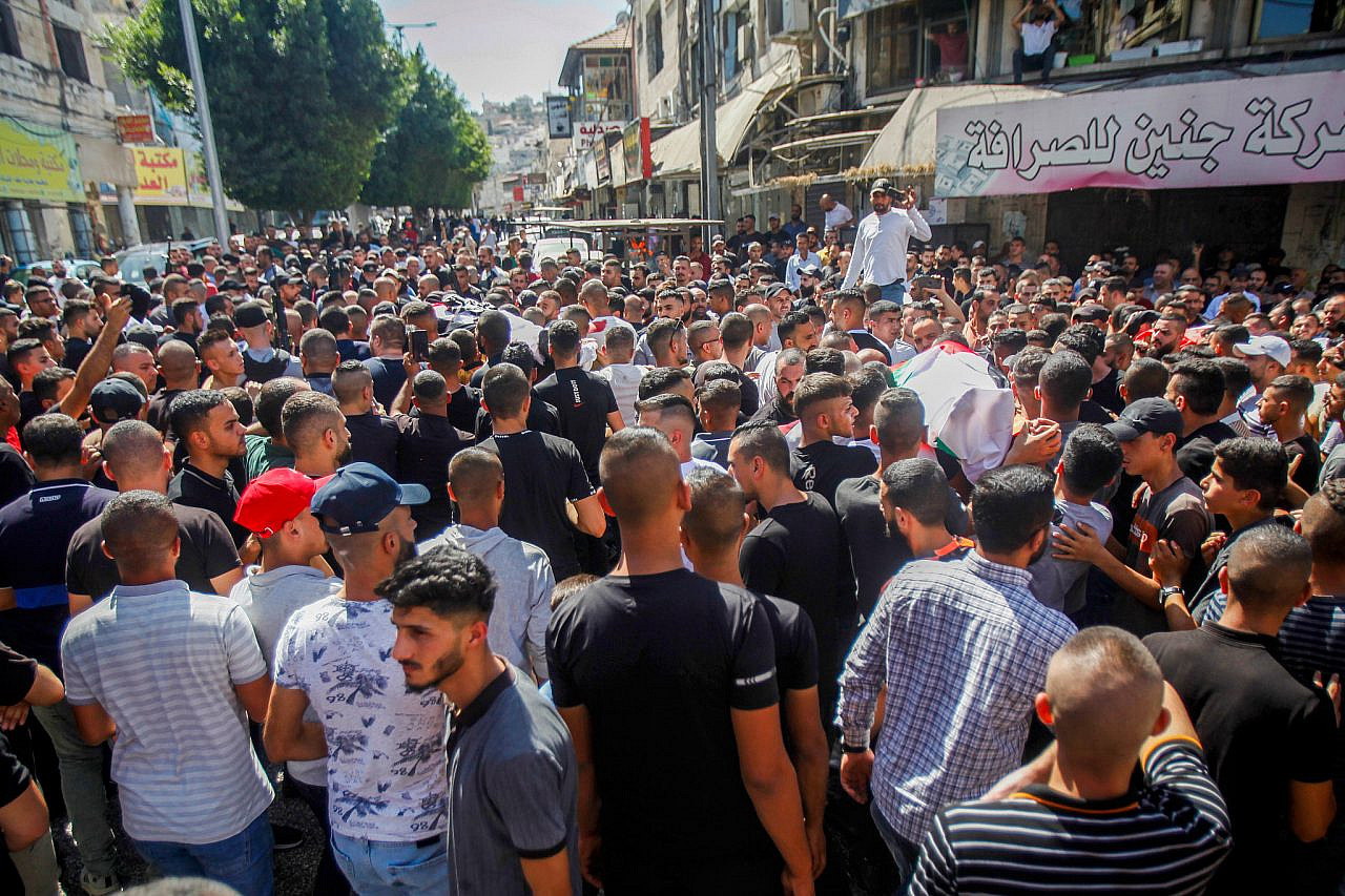 Palestinian mourners attend the funeral of those killed during an Israeli incursion into Jenin, occupied West Bank, September 28, 2022. (Nasser Ishtayeh/Flash90)
