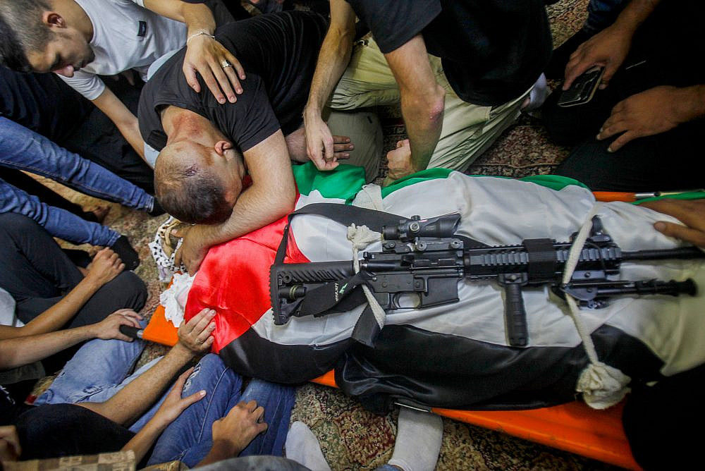 Palestinian mourners attend the funeral one a fighter killed by Israeli forces in Jenin, occupied West Bank, September 28, 2022. (Nasser Ishtayeh/Flash90)