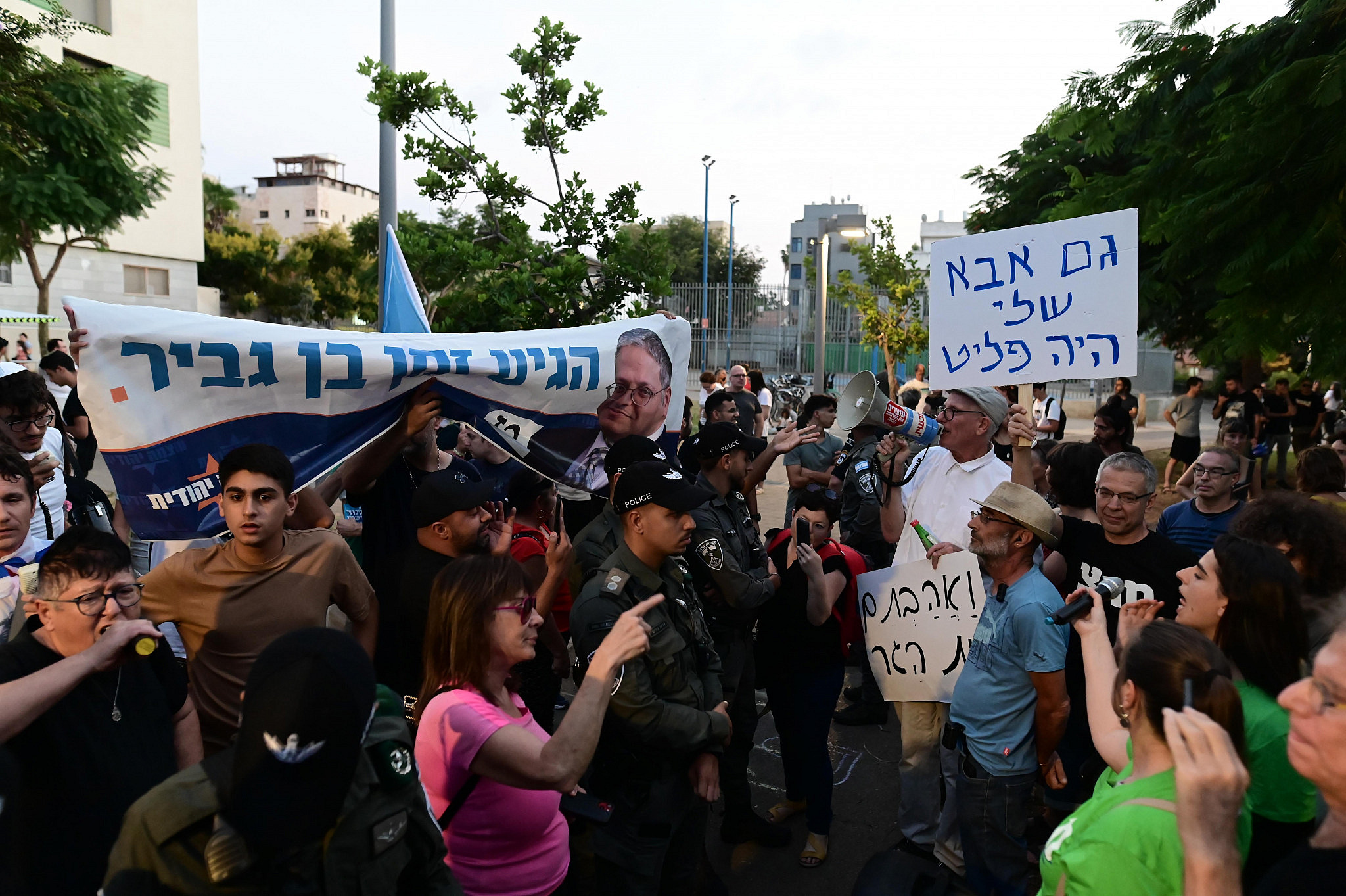 Activists protest against and in support of the deportation of asylum seekers in southern Tel Aviv, October 12, 2022. (Tomer Neuberg/Flash90)