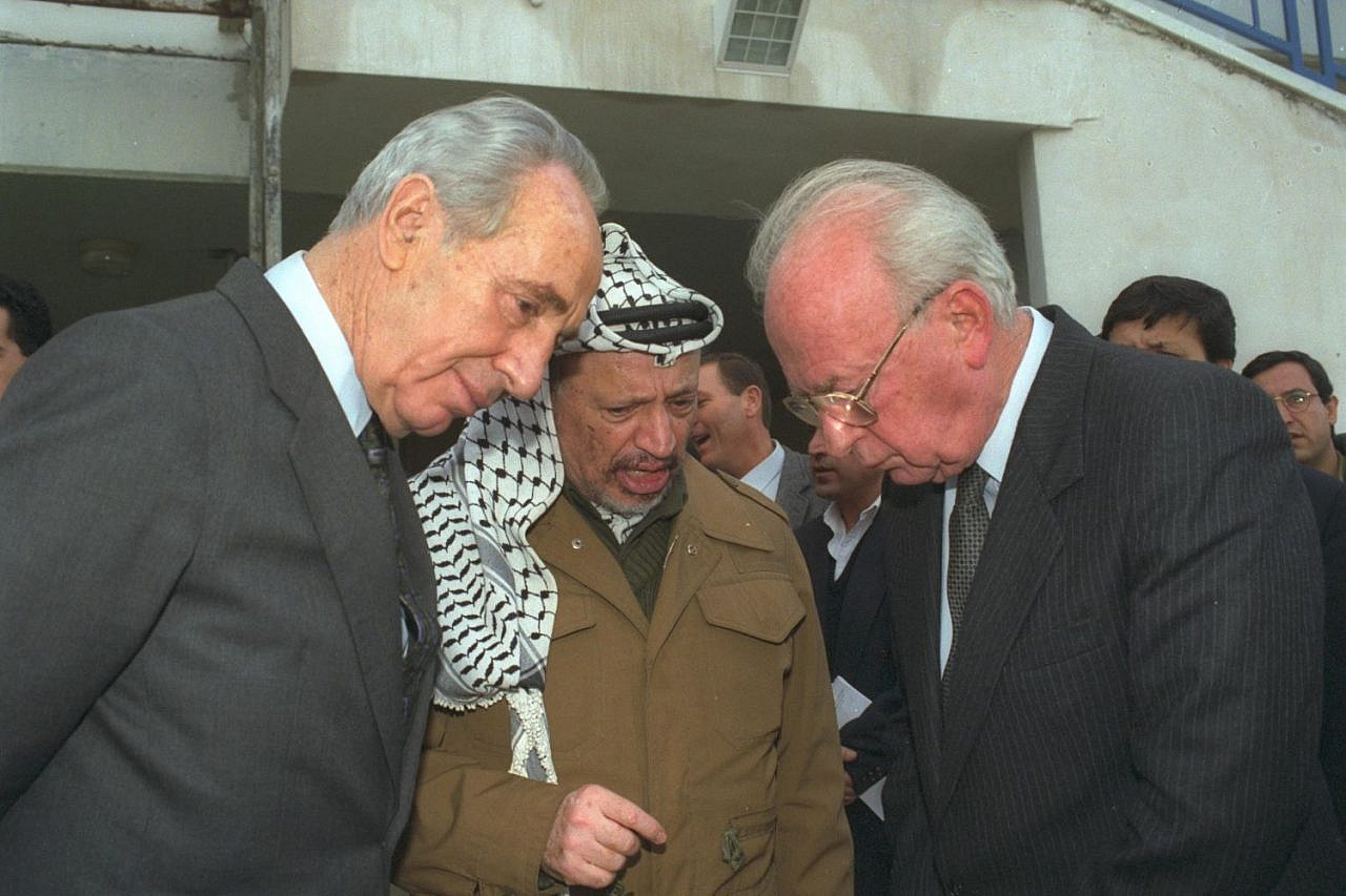 Yitzhak Rabin (right), Yasser Arafat (center), Shimon Peres (left), at Erez checkpoint near Gaza. January 19, 1995. (Ya'acov Sa'ar/GPO)