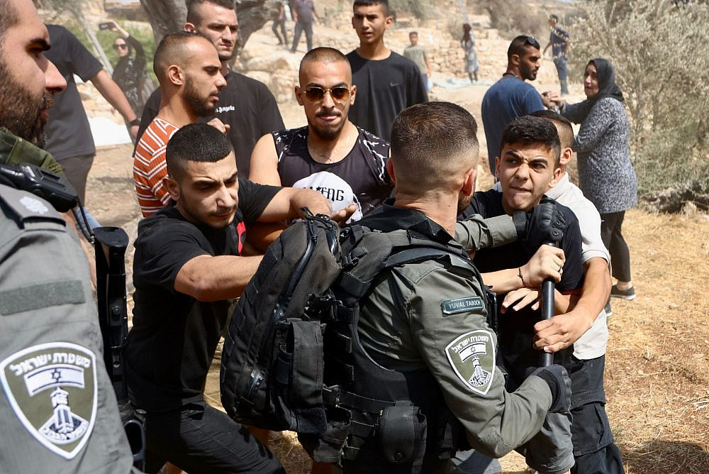 Gli agenti di polizia israeliani negano ai palestinesi l'accesso agli ulivi a Wadi Rababa, Gerusalemme est, 7 ottobre 2022. (Oren Ziv)