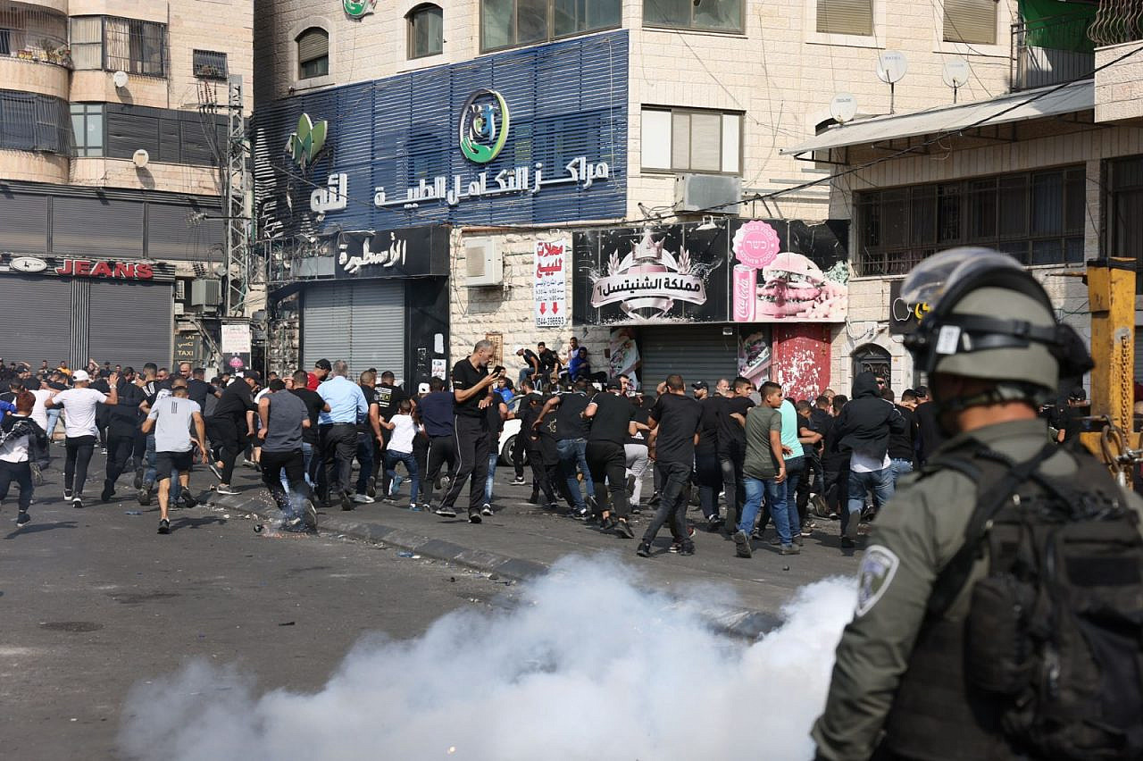 Israeli police attack a demonstration against the lockdown of Shuafat Refugee Camp, occupied East Jerusalem, October 12, 2022. (Oren Ziv/Activestills)