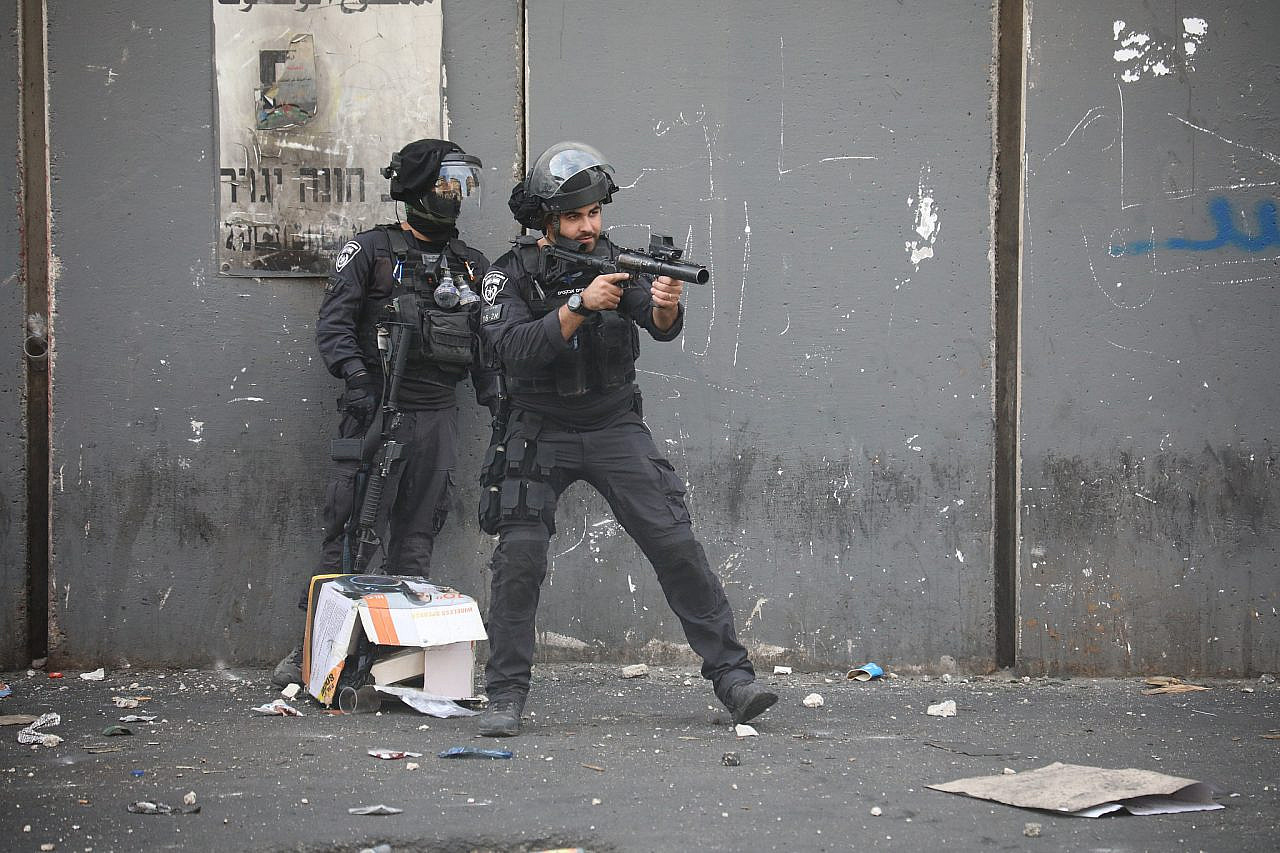 Israeli police aim sponge-tipped bullets at Palestinian demonstrators in Shuafat Refugee Camp, October 12, 2022. (Oren Ziv/Activestills)