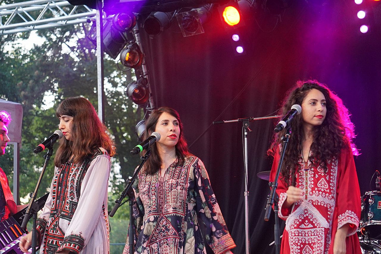 A-WA performing at a music festival in Châlons-en-Champagne, France, July 15, 2016. (G.Garitan/CC BY-SA 4.0)
