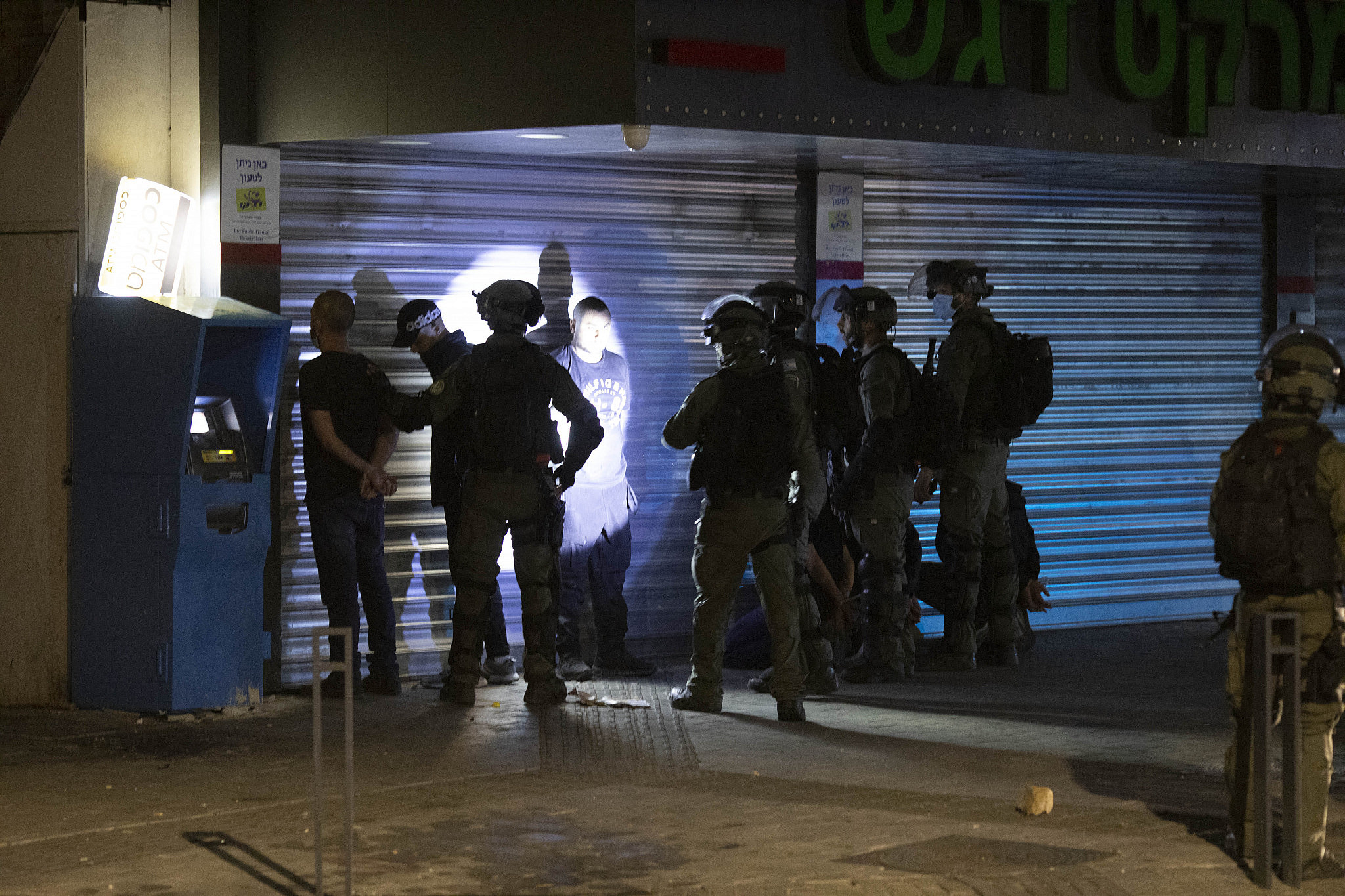 Israeli police arrest Palestinian citizens as armed settlers and police forces patrol the city of Lod/Lyd, May 13, 2021. (Oren Ziv/Activestills)