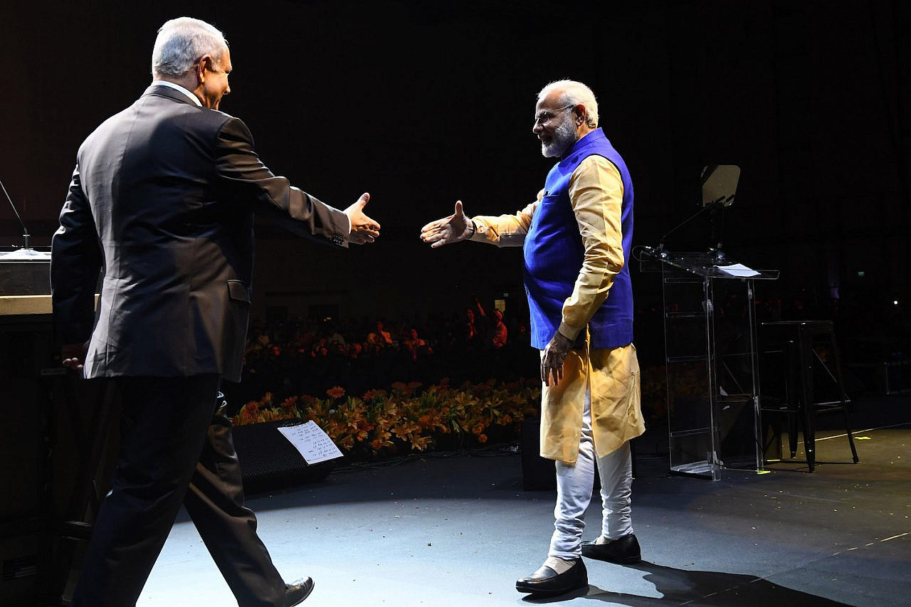 Israeli Prime Minister Benjamin Netanyahu and his Indian counterpart Narendra Modi at an event honoring the Indian Jewish community, Israel, Tel Aviv, July 5, 2017. (Kobi Gideon/GPO)