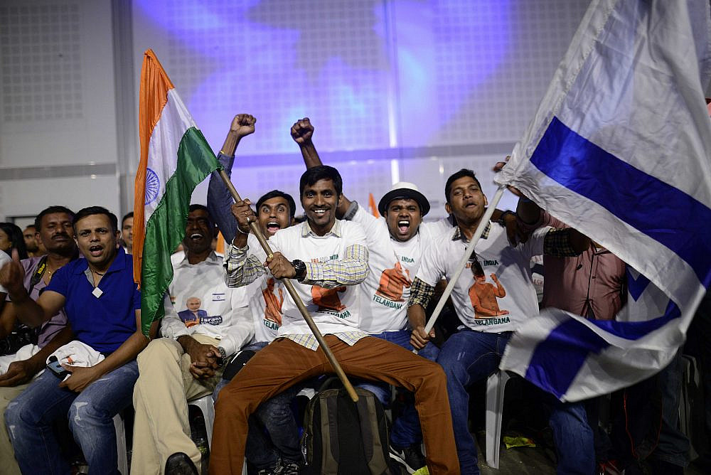 Members of the Indian community in Israel celebrate during an event celebrating 25 years of relations between Israel and India, during an official visit by Prime Minister Narendra Modi, Tel Aviv, July 5, 2017. (Tomer Neuberg/Flash90)