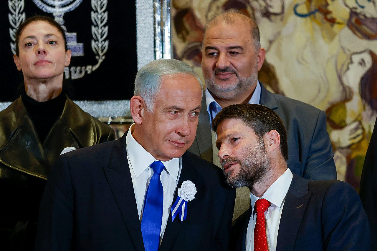 Benjamin Netanyahu speaks with Religious Zionist Party head Bezalel Smotrich at a swearing-in ceremony of the 25th Knesset, Jerusalem, November 15, 2022. (Olivier Fitoussi/Flash90)