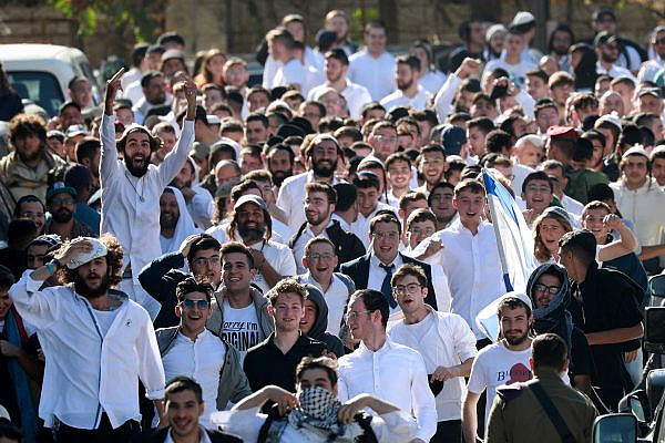 Israeli Jews march through Hebron in the occupied West Bank, after earlier attacks by settlers on the city's Palestinian residents, November 19, 2022. (Wisam Hashlamoun/Flash90)