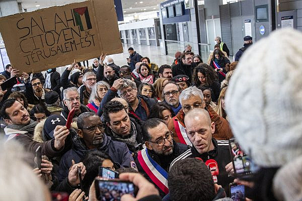Salah Hammouri speaks to the press and supporters at Paris Charles de Galle Airport, France, after having been exiled by Israel, December 18, 2022. (Anne Paq/Activestills.org)