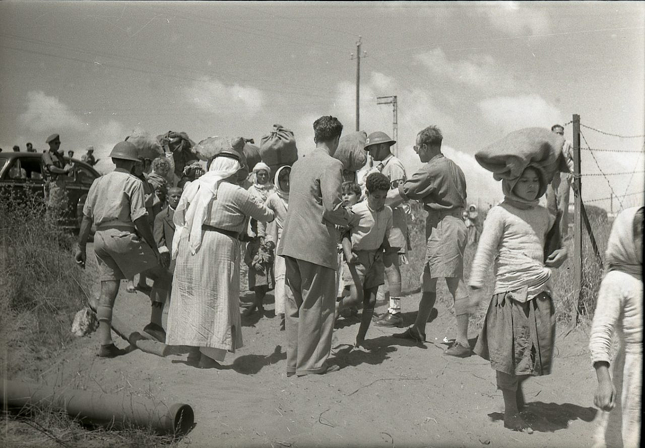 Palestinians from Tantura are expelled to Jordan, watched by members of the UN and the Red Cross, June 1948. (Benno Rothenberg/Meitar Collection/National Library of Israel/The Pritzker Family National Photography Collection/CC BY 4.0)