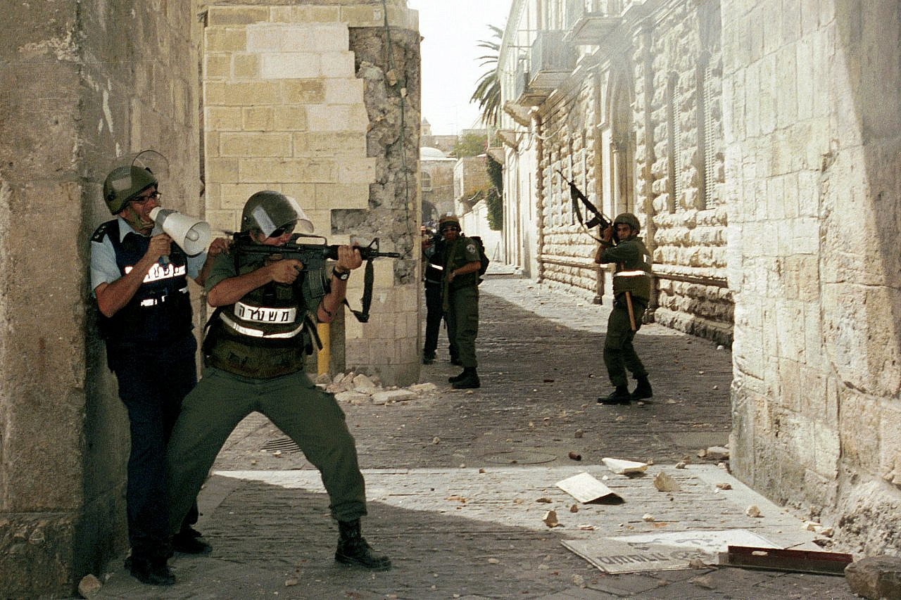 Israeli police take aim at Palestinian citizens near Lions' Gate in Jerusalem's Old City, October 6, 2000. (Nati Shohat/Flash90)