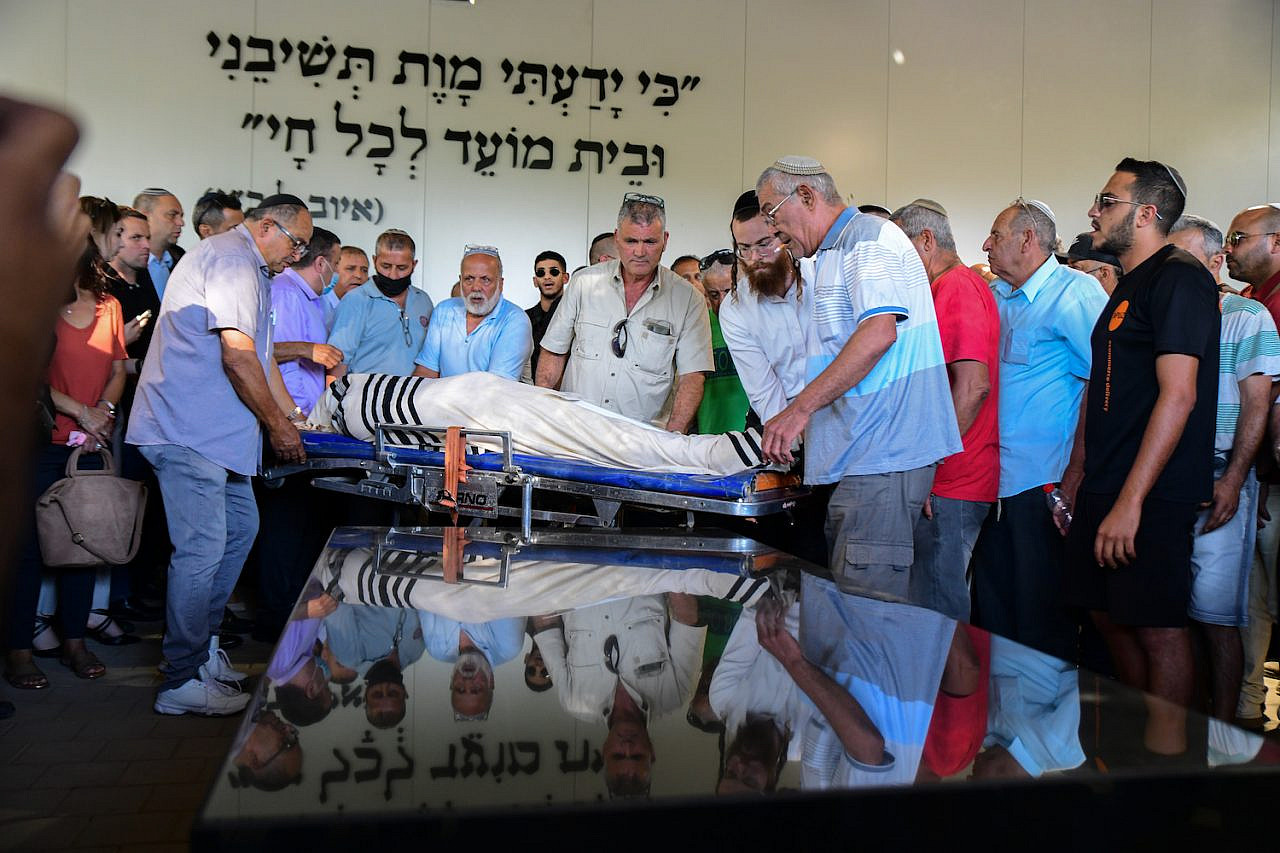 Family and relatives attend the funeral of Yigal Yehoshua, a Jewish Israeli who died of his wounds after being attacked by Palestinian citizens during the riots the engulfed the so-called 'mixed city' of Lydd, May 18, 2021. (Avshalom Sassoni/Flash90)