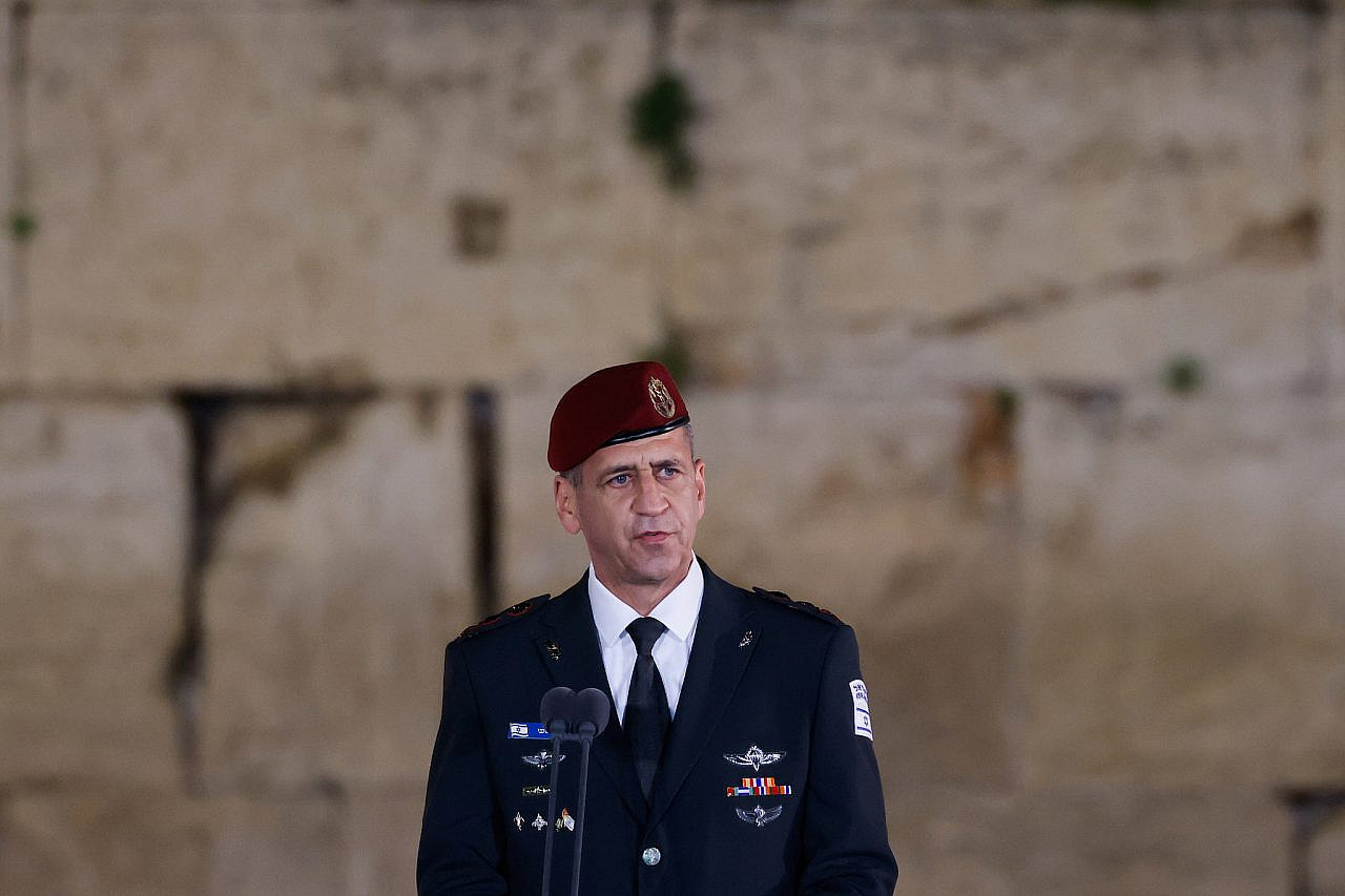 IDF Chief of Staff Aviv Kochavi speaks at a ceremony marking Israel's Remembrance Day at the Western Wall in Jerusalem's Old City, May 3, 2022. (Olivier Fitoussi/Flash90)