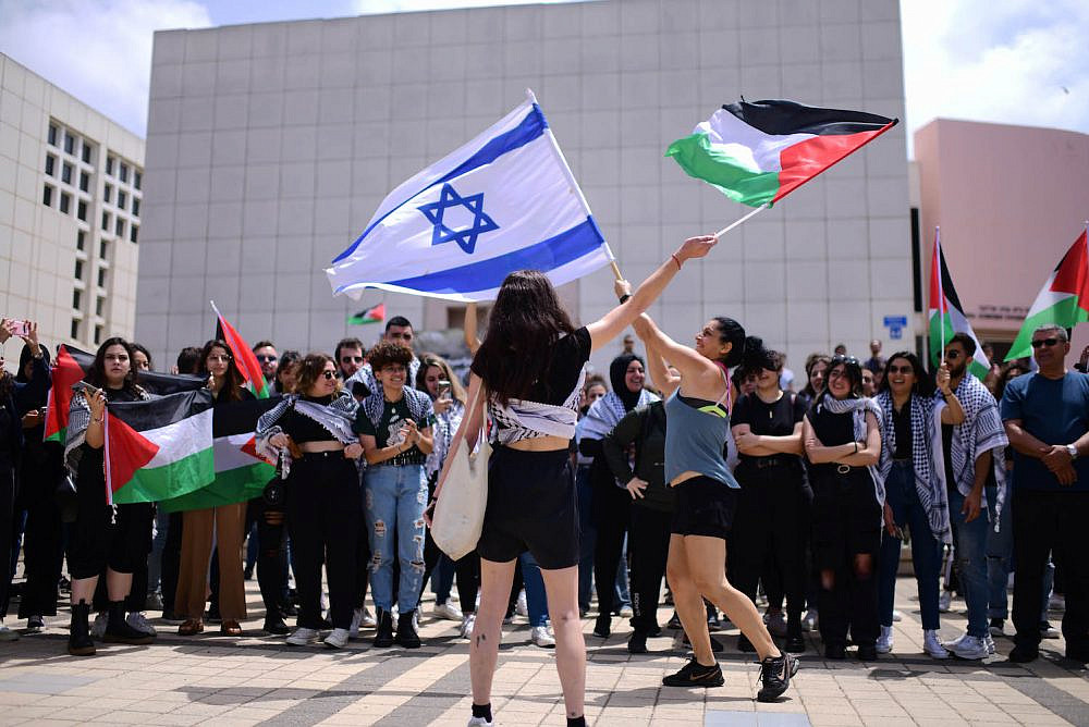 Israeli right-wing activists demonstrate next to Palestinian and left-wing Israeli students during a rally marking the anniversary of the Nakba, Tel Aviv University, May 15, 2022. (Tomer Neuberg/Flash90)
