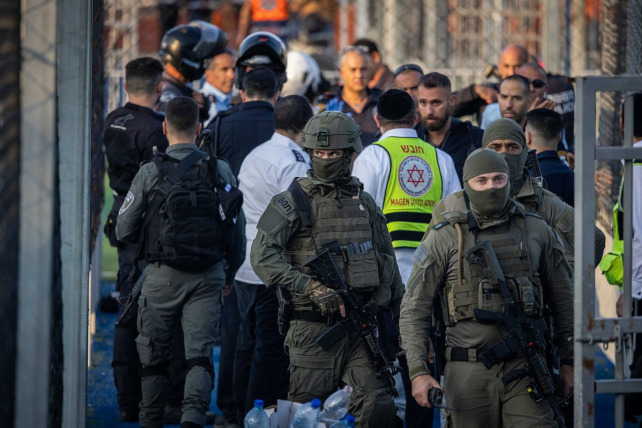 Israeli police and medical personnel at the site where police shot a 16-year-old Palestinian who reportedly carried out a stabbing attack in the Givat HaMivtar neighborhood, Jerusalem, October 22, 2022. (Yonatan Sindel/Flash90)