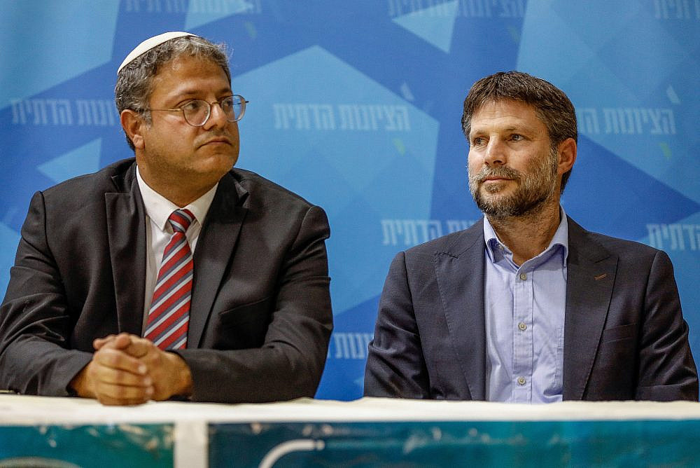 Itamar Ben Gvir, head of the Otzma Yehudit party, and chairman of the Religious Zionism Party, Bezalel Smotrich, at an election campaign event in Sderot, October 26, 2022. (Flash90)