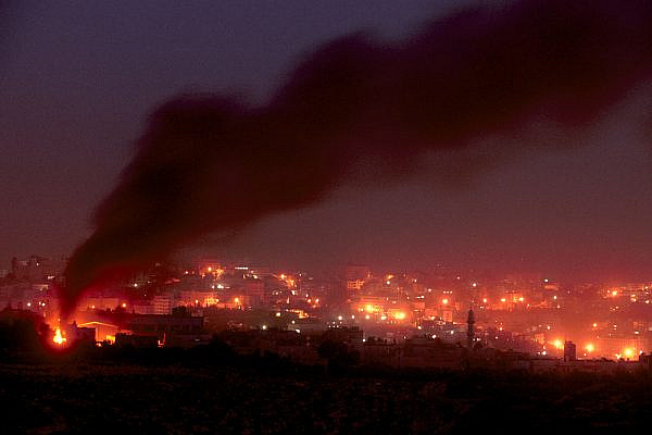 The Palestinian town of Beit Jala burns after being shot at by Israeli army during the Second Intifada, February 28, 2002. (Nati Shohat/Flash90)
