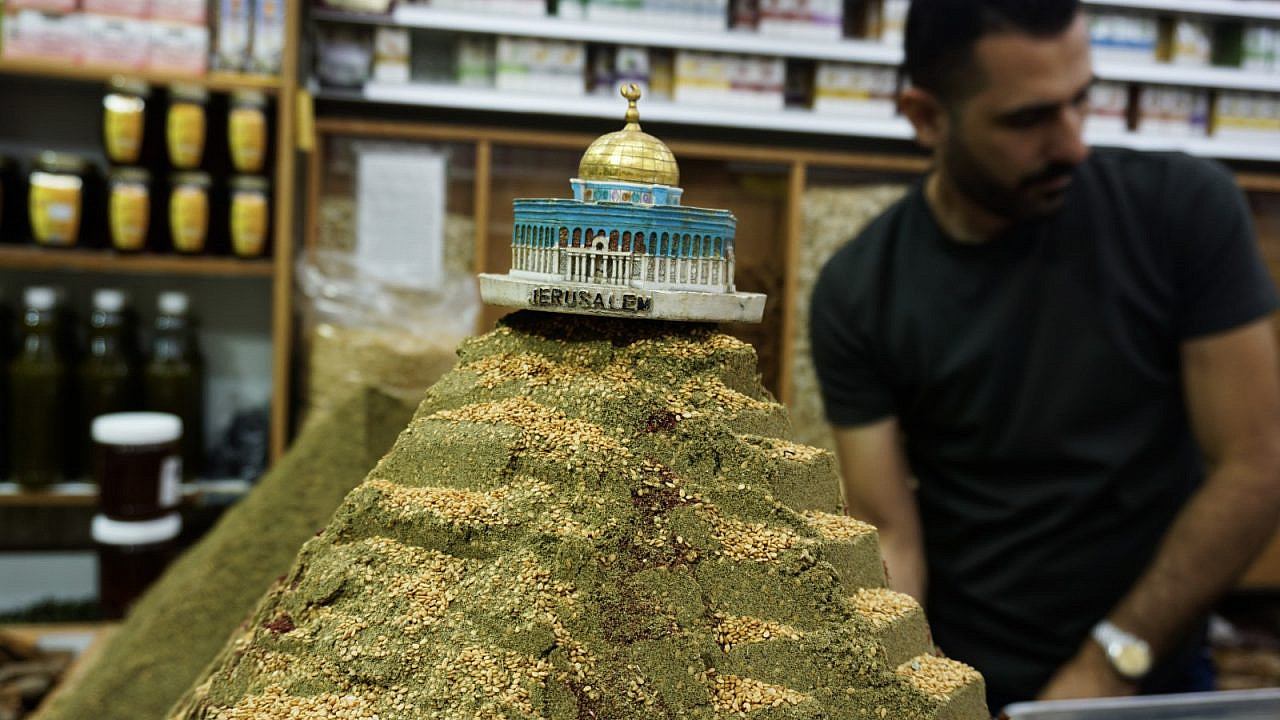 A mound of za'atar in the Old City of Jerusalem. (Alice Austin) 