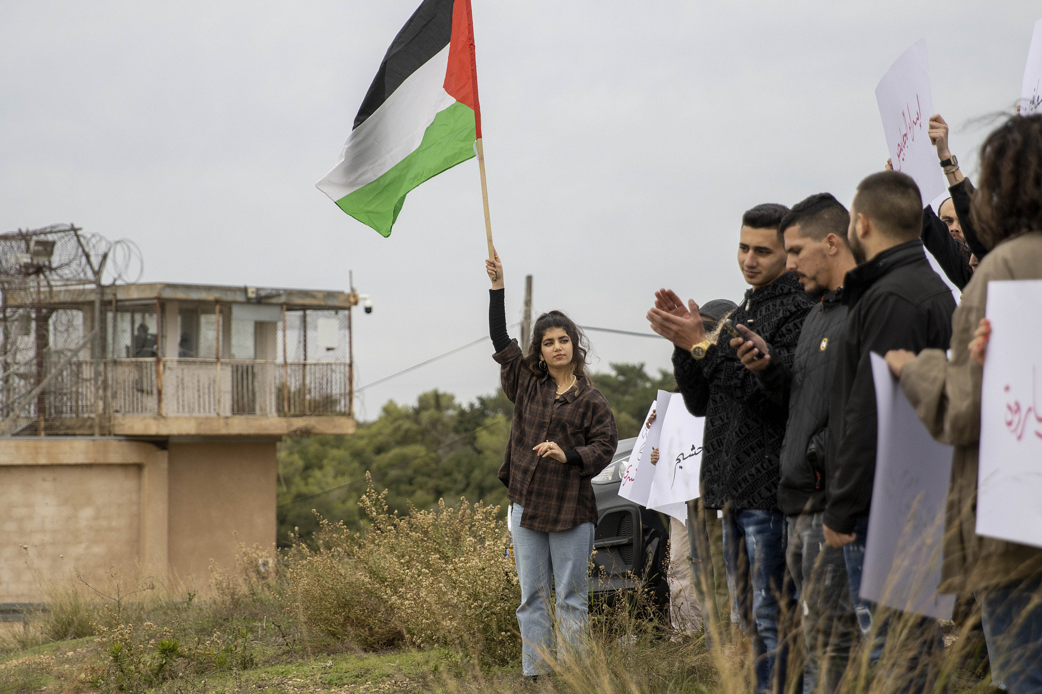 Protesters stand in solidarity with Palestinian political prisoners at Damoun Prison, Haifa, December 4, 2021. (Heather Sharon Weiss/Activestills)