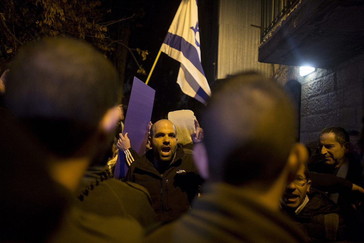 Right-wing activists protest outside Barbur Gallery in Jerusalem, following the Jerusalem Municipality's announcement that it would close after it hosted an event with left-wing NGO Breaking the Silence, February 8, 2017. (Lior Mizrahi/Flash90)