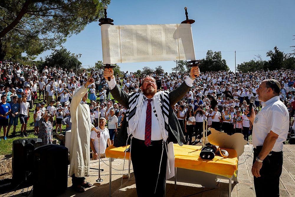 Thousands of Jewish students attend a ceremony marking the end of "Shnat Shmita", in the Israeli settlement of Efrat, in Gush Etzion, October 2, 2022. (Gershon Elinson/Flash90)