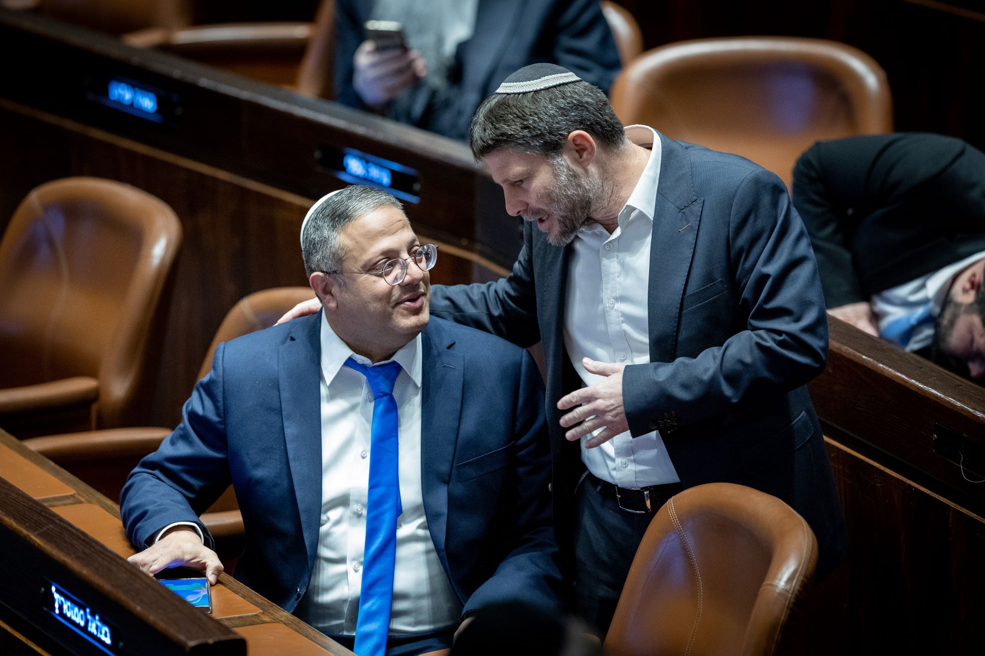 Itamar Ben Gvir and Bezalel Smotrich attend a plenum session on forming the government, in the Israeli parliament, December 29, 2022. (Yonatan Sindel/Flash90)