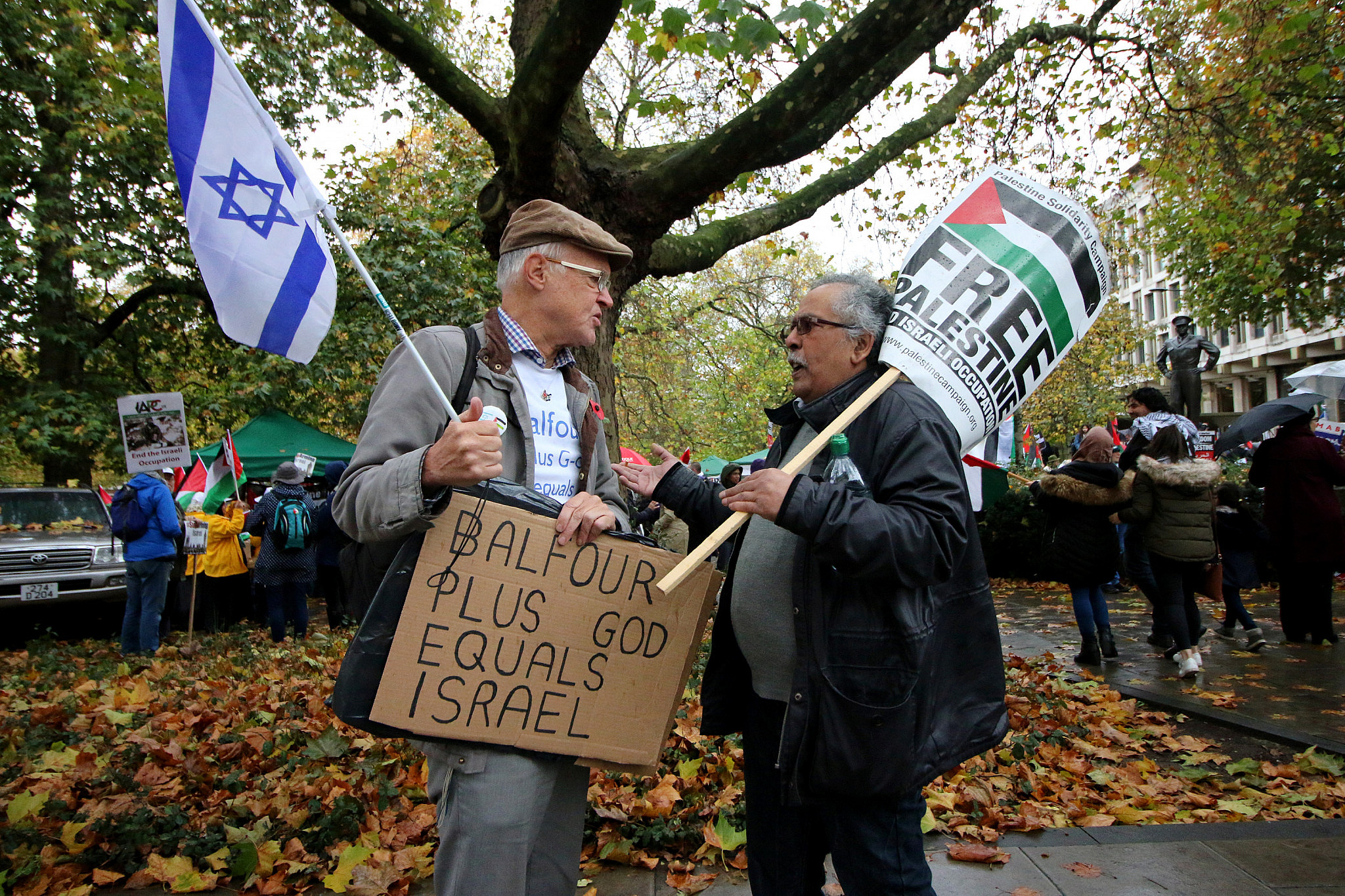 Pro-Israel and pro-Palestine protesters face off as thousands march in the streets of London against the celebration of the 100th anniversary for the Balfour Declaration, with Israeli Prime Minister Benjamin Netanyahu joining the event, November 4, 2017. (Ahmad Al-Bazz/Activestills)