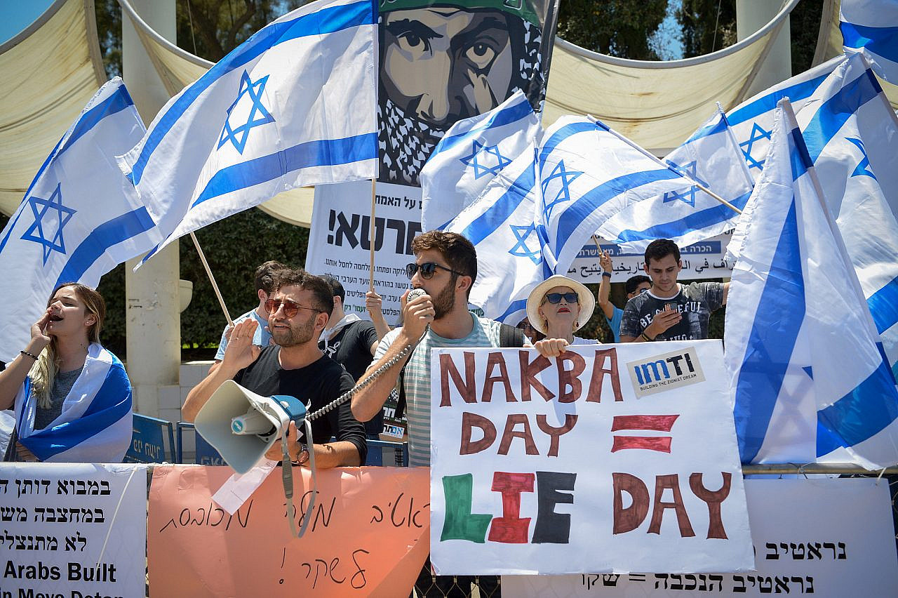 Members of the far-right Im Tirtzu movement demonstrate protest a Nakba Day commemoration at Tel Aviv University, May 14, 2018. (Flash90)