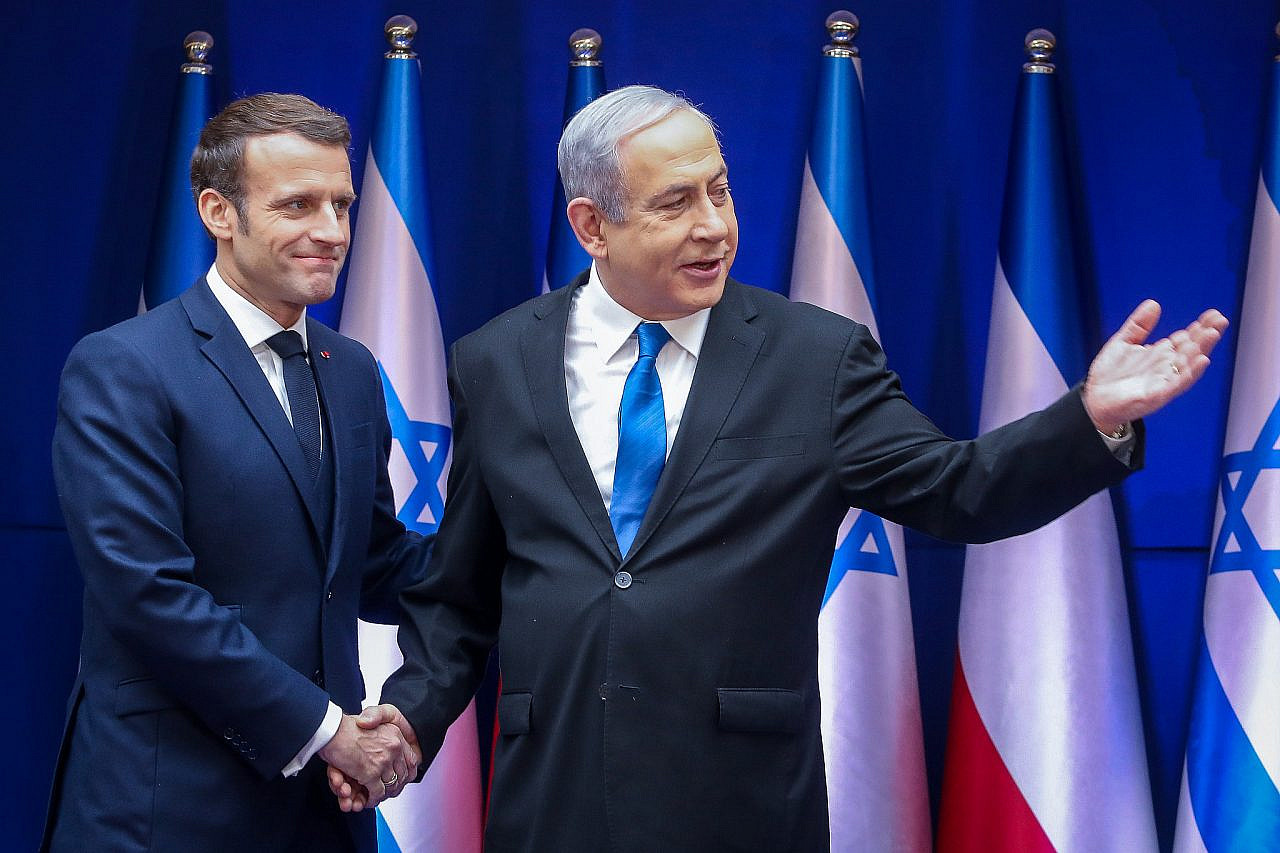 Israeli Prime Minister Benjamin Netanyahu poses for a picture with French President Emmanuel Macron at the Prime Minister’s Residence in Jerusalem, January 22, 2020. (Marc Israel Sellem/POOL)