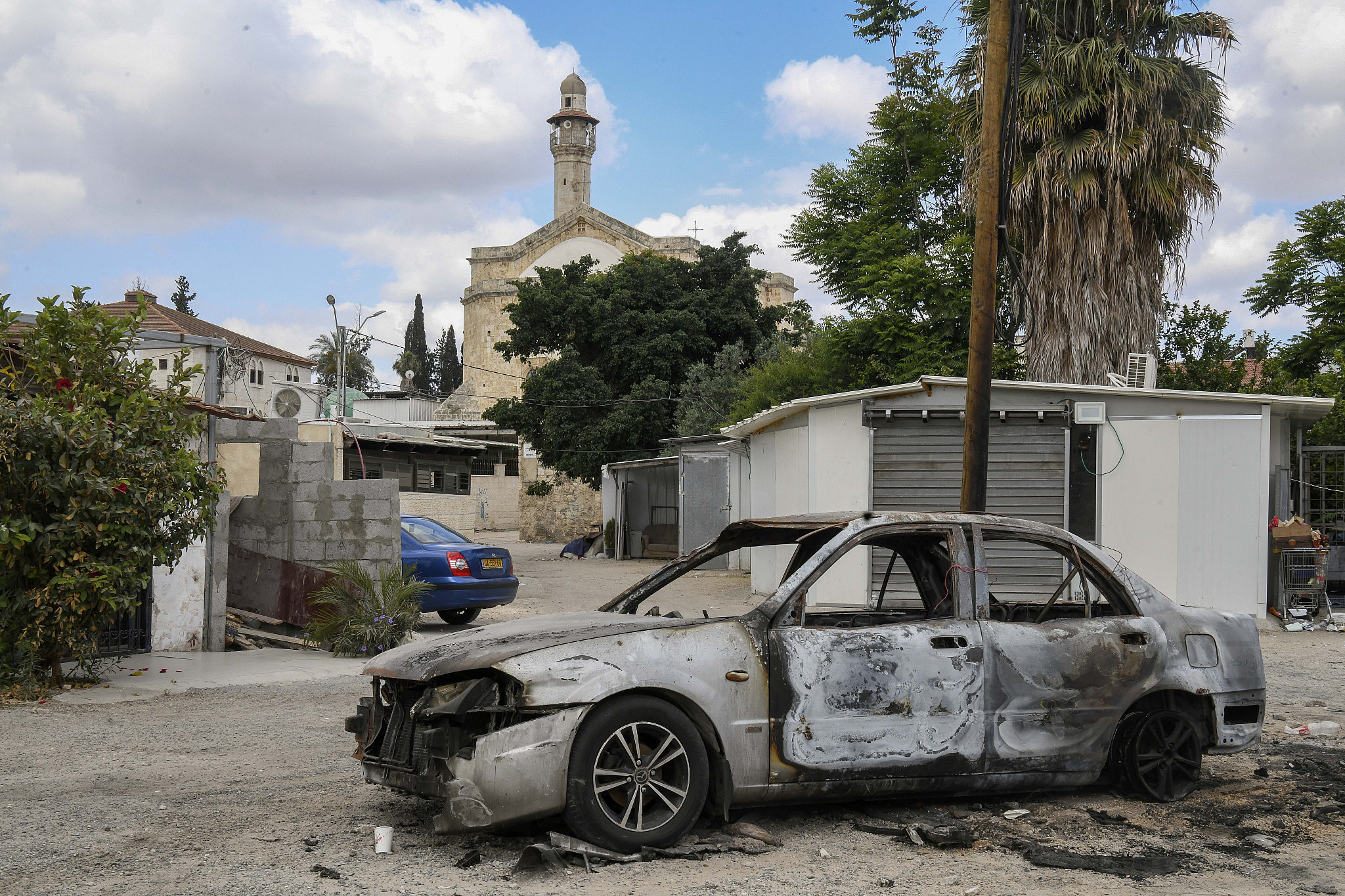 A car that was burned during clashes between Jewish and Arab residents of Lod, in the central Israeli city of Lod, May 23, 2021. (Flash90)